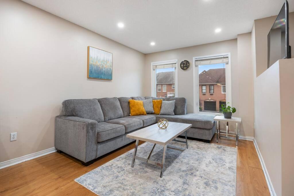 Cheerful Home, 4 Beds, Free Parking