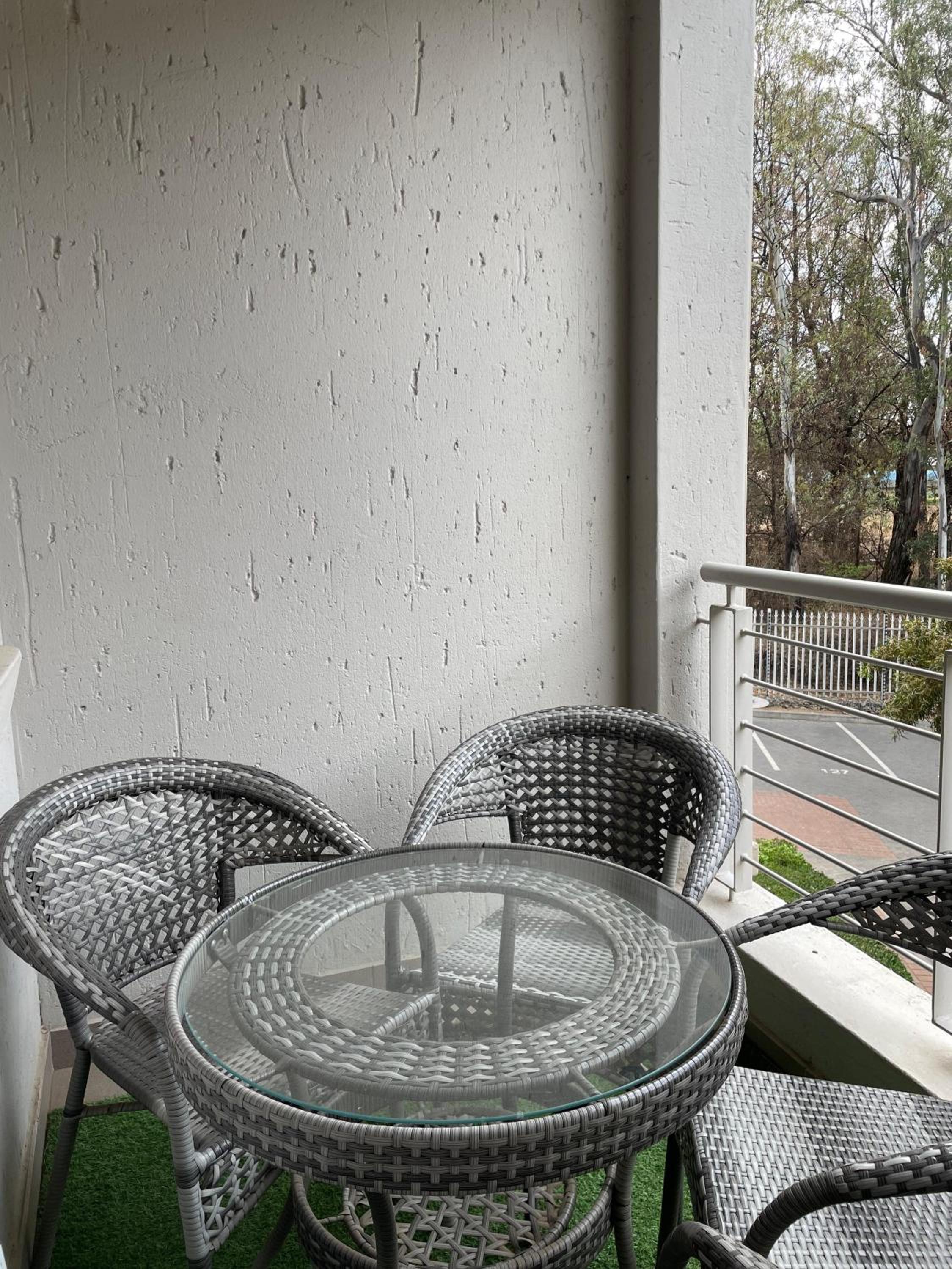 2-BR Apt, Pool access & Balcony, Paulshof view 4