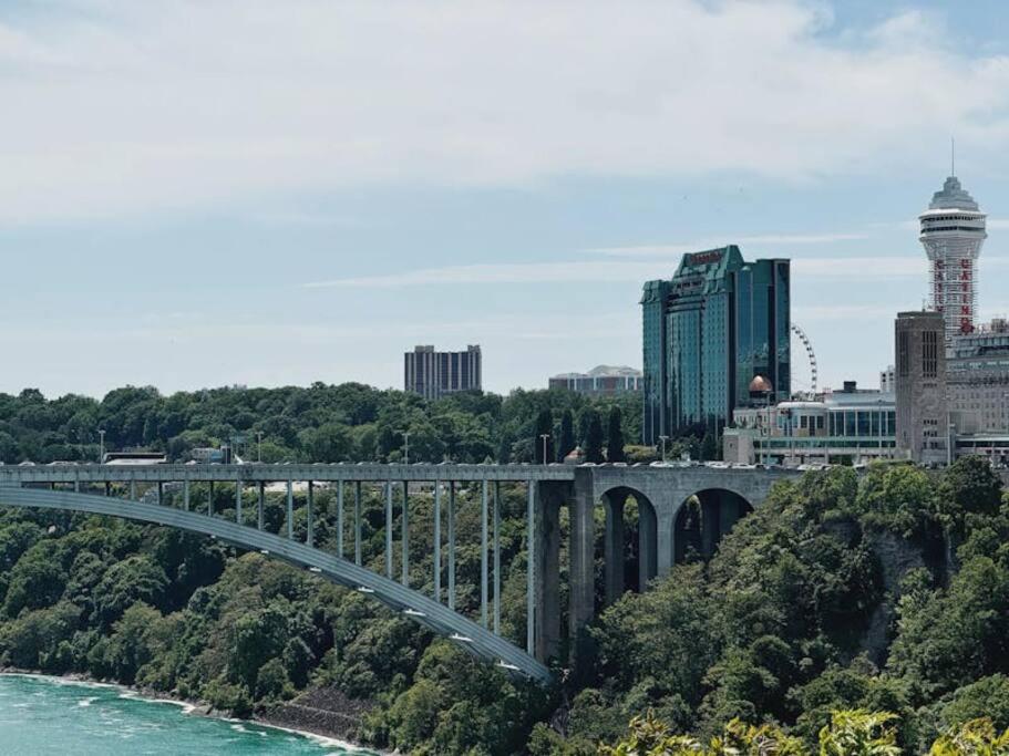 Luxury Stay Near Niagara Falls