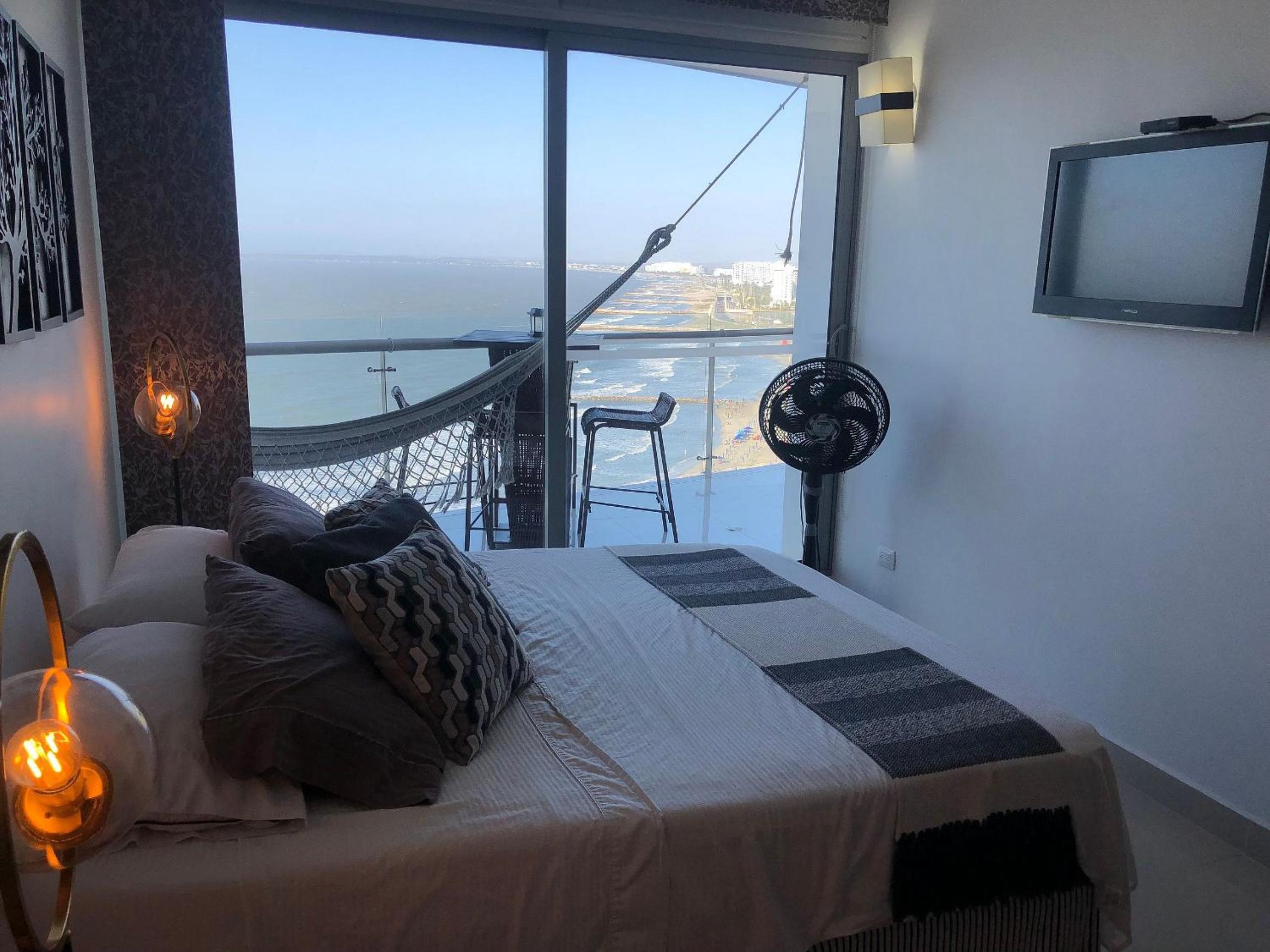 Amplios Aptos de Lujo Frente a la Playa a 5 Minutos del Centro y del Aeropuerto, en Edificio con Piscina, Jacuzzi, Sauna, Gimnasio, Turco y Seguridad las 2