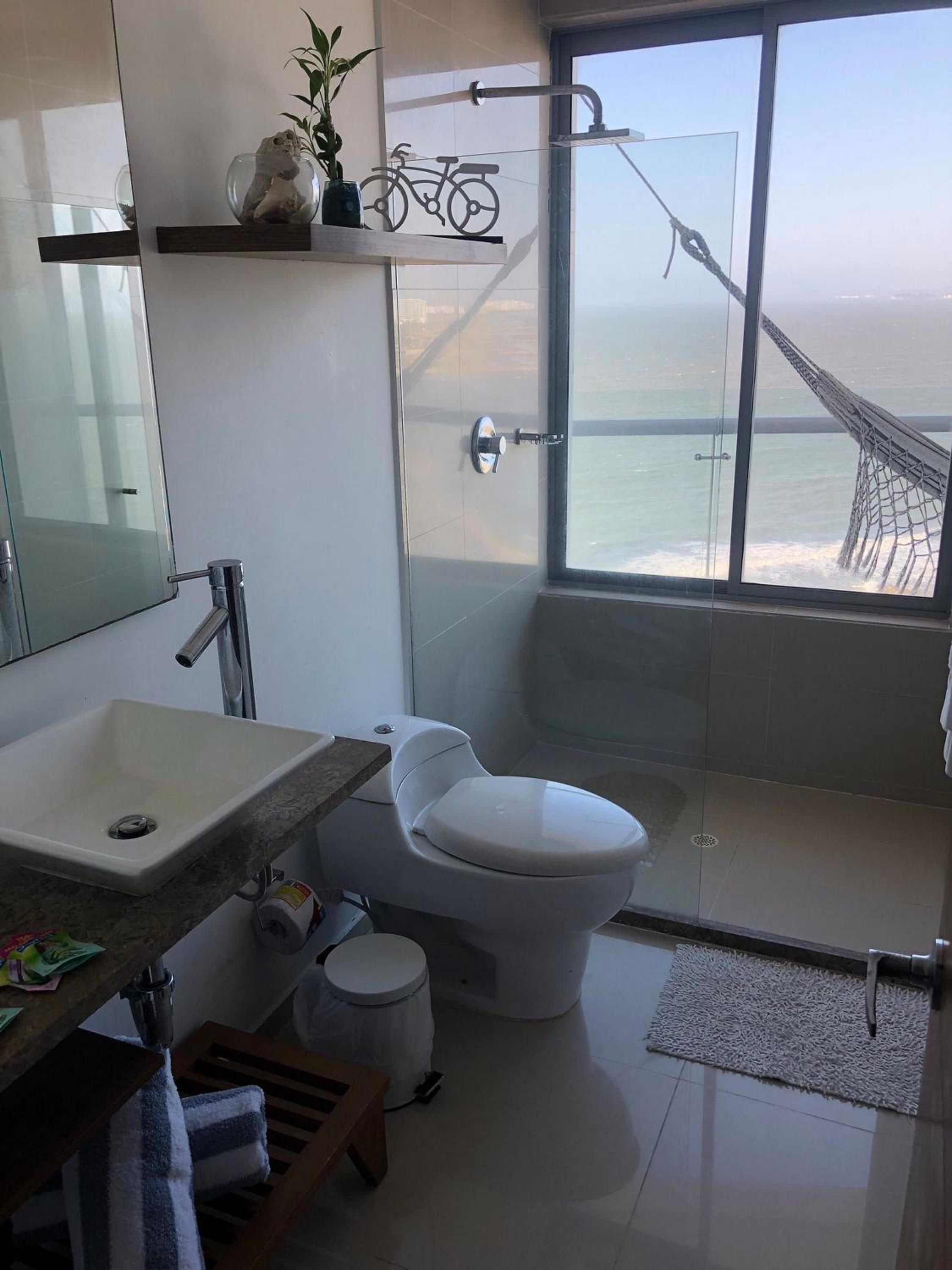Amplios Aptos de Lujo Frente a la Playa a 5 Minutos del Centro y del Aeropuerto, en Edificio con Piscina, Jacuzzi, Sauna, Gimnasio, Turco y Seguridad las 2