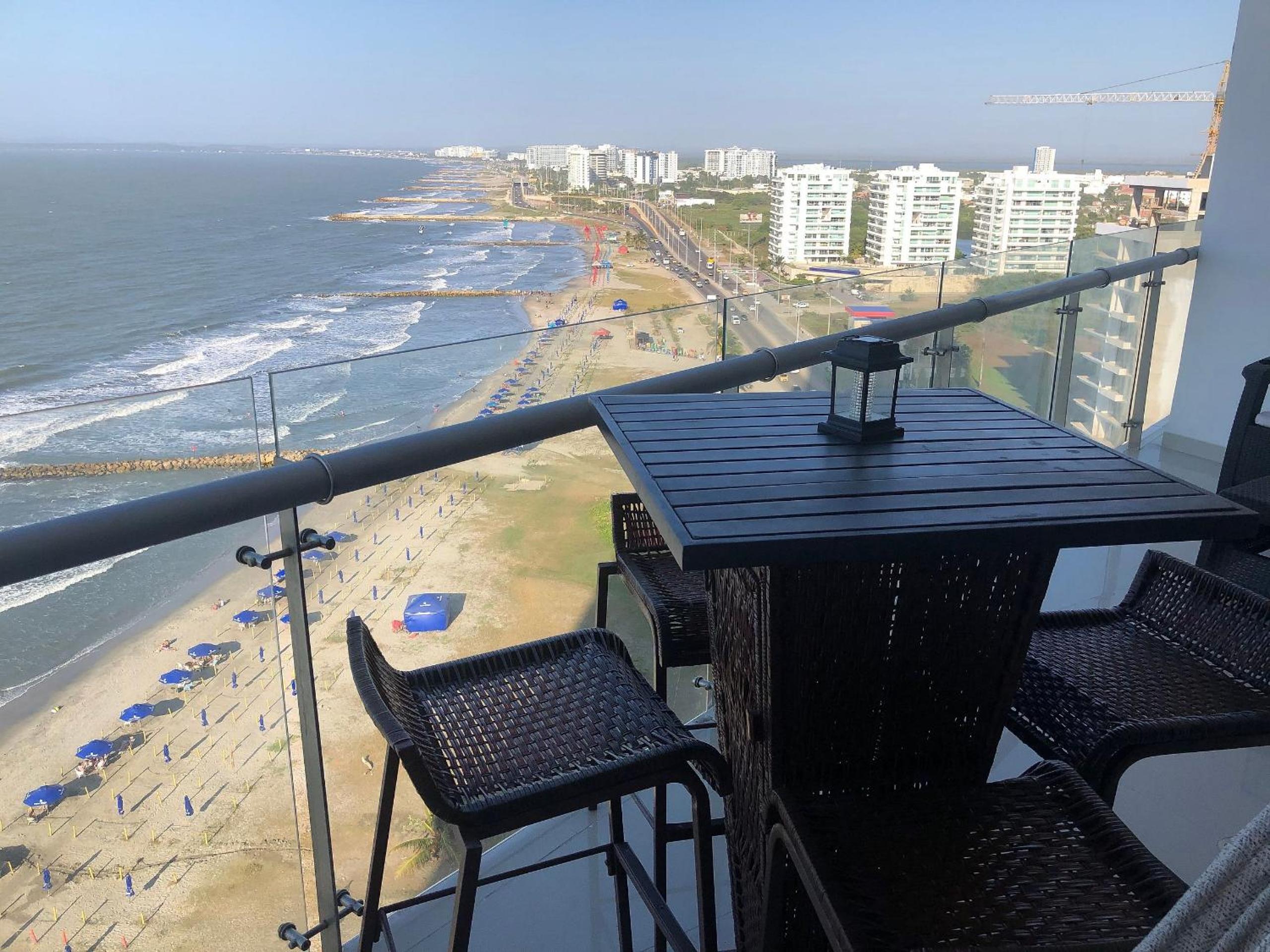 Amplios Aptos de Lujo Frente a la Playa a 5 Minutos del Centro y del Aeropuerto, en Edificio con Piscina, Jacuzzi, Sauna, Gimnasio, Turco y Seguridad las 2