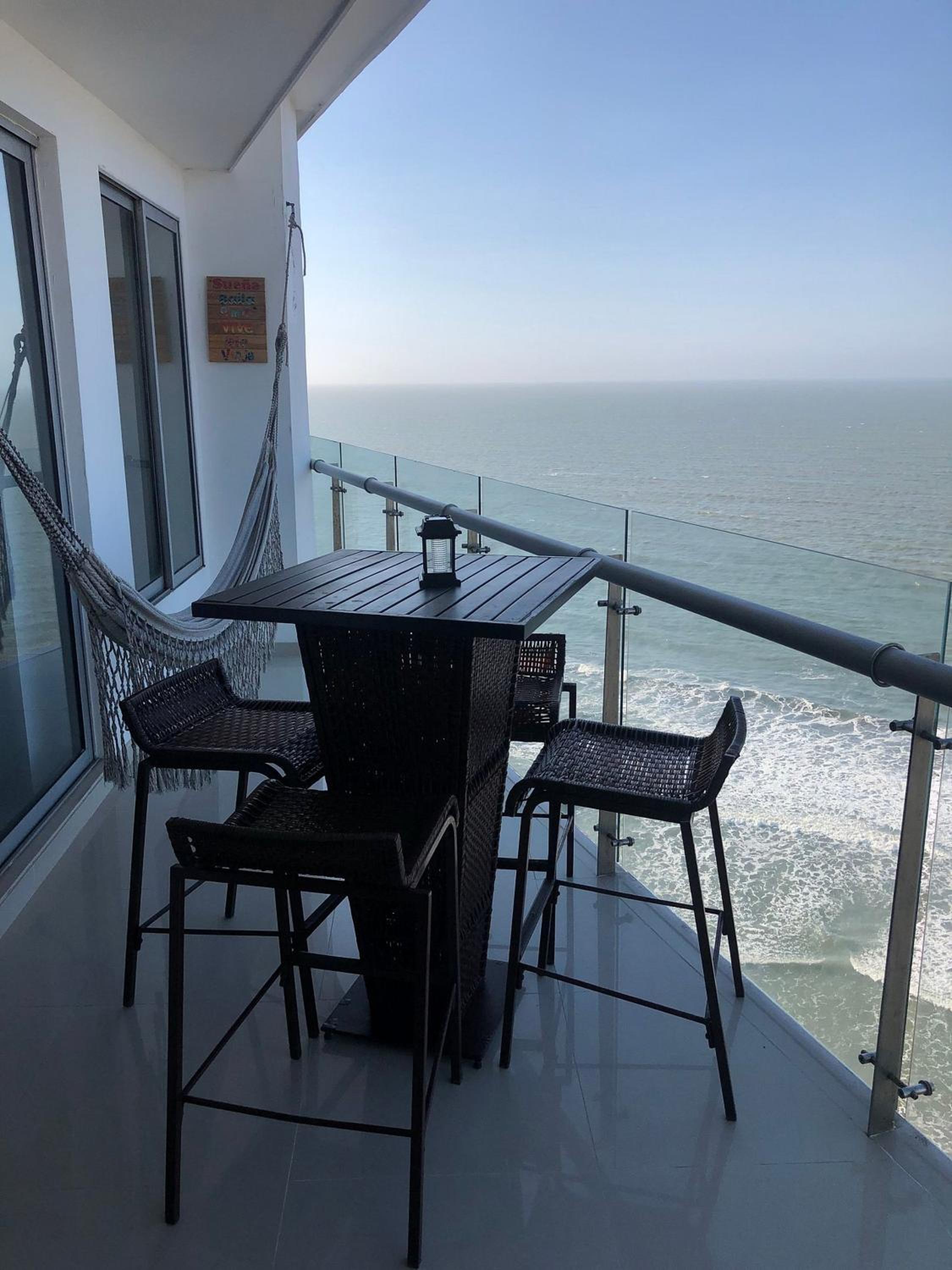 Amplios Aptos de Lujo Frente a la Playa a 5 Minutos del Centro y del Aeropuerto, en Edificio con Piscina, Jacuzzi, Sauna, Gimnasio, Turco y Seguridad las 2