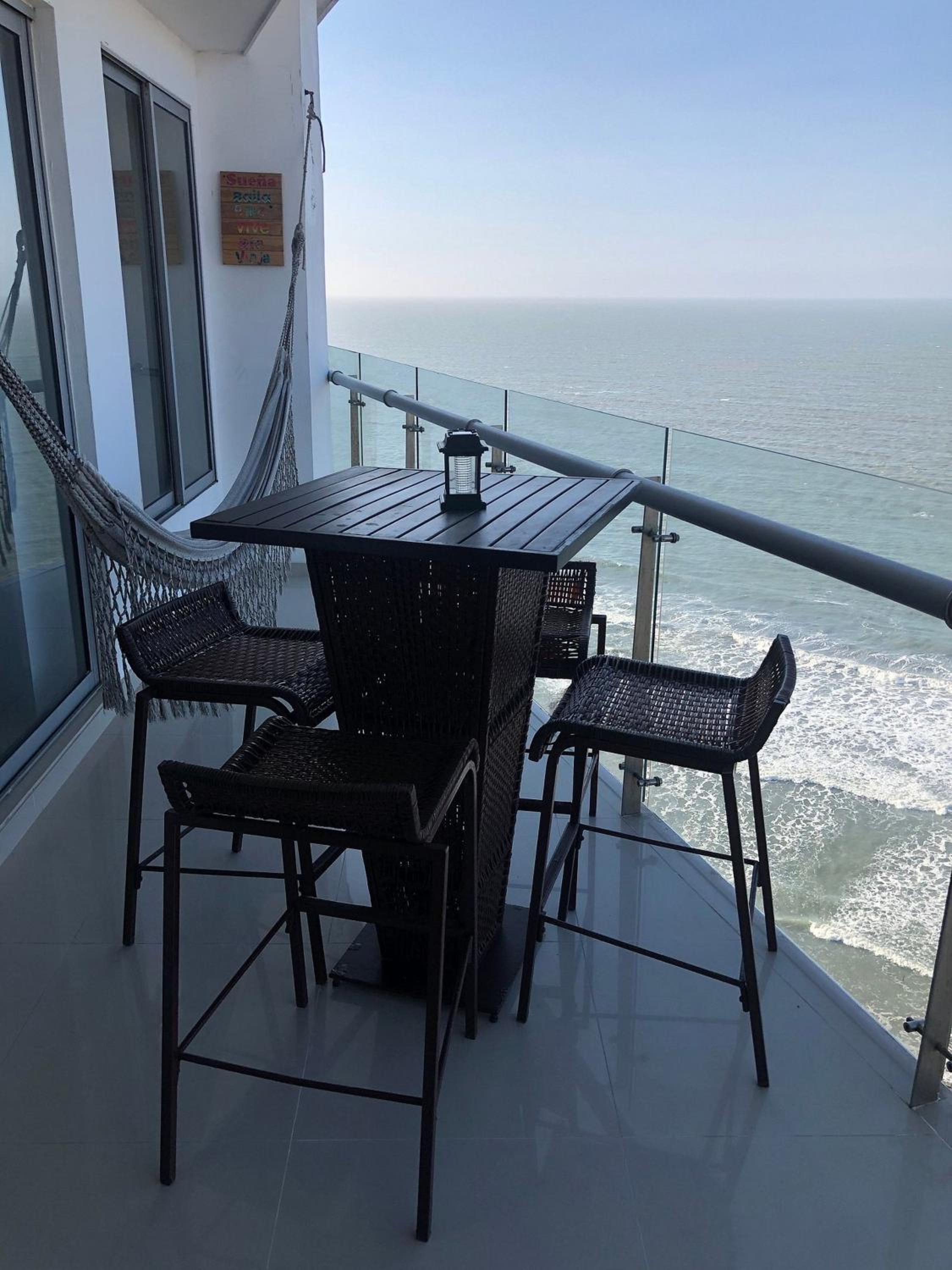 Amplios Aptos de Lujo Frente a la Playa a 5 Minutos del Centro y del Aeropuerto, en Edificio con Piscina, Jacuzzi, Sauna, Gimnasio, Turco y Seguridad las 2