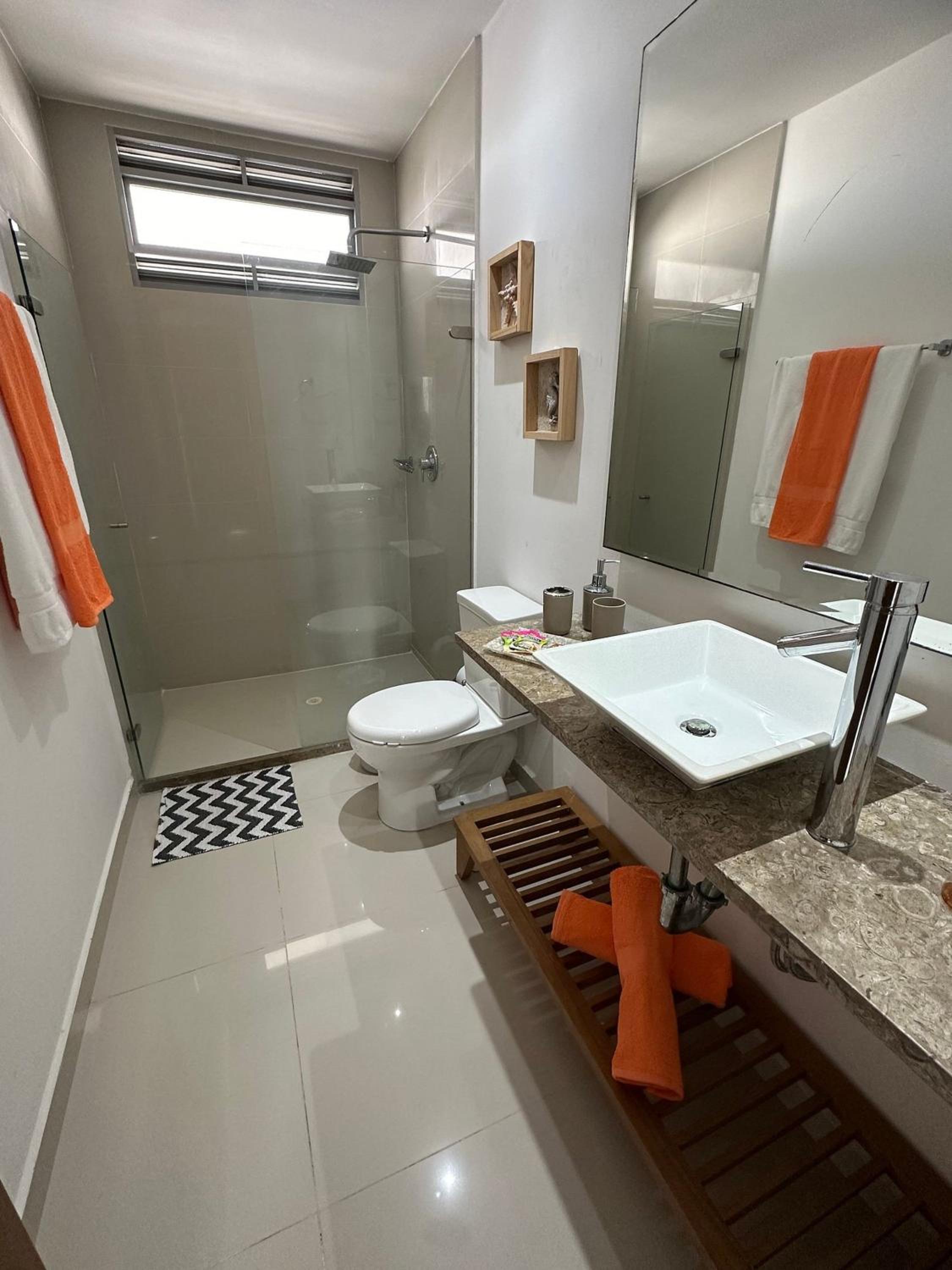 Amplios Aptos de Lujo Frente a la Playa a 5 Minutos del Centro y del Aeropuerto, en Edificio con Piscina, Jacuzzi, Sauna, Gimnasio, Turco y Seguridad las 2