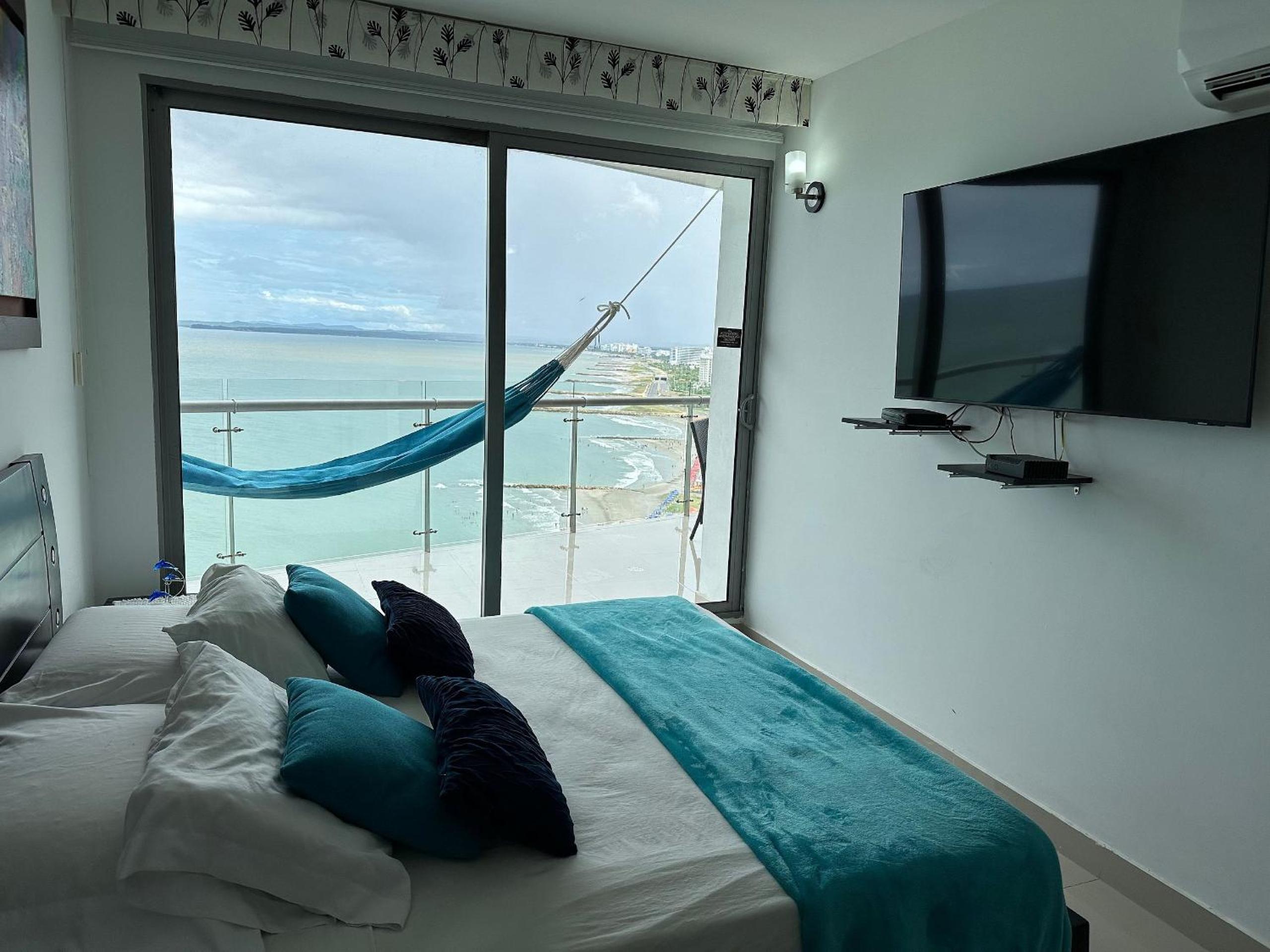 Amplios Aptos de Lujo Frente a la Playa a 5 Minutos del Centro y del Aeropuerto, en Edificio con Piscina, Jacuzzi, Sauna, Gimnasio, Turco y Seguridad las 2