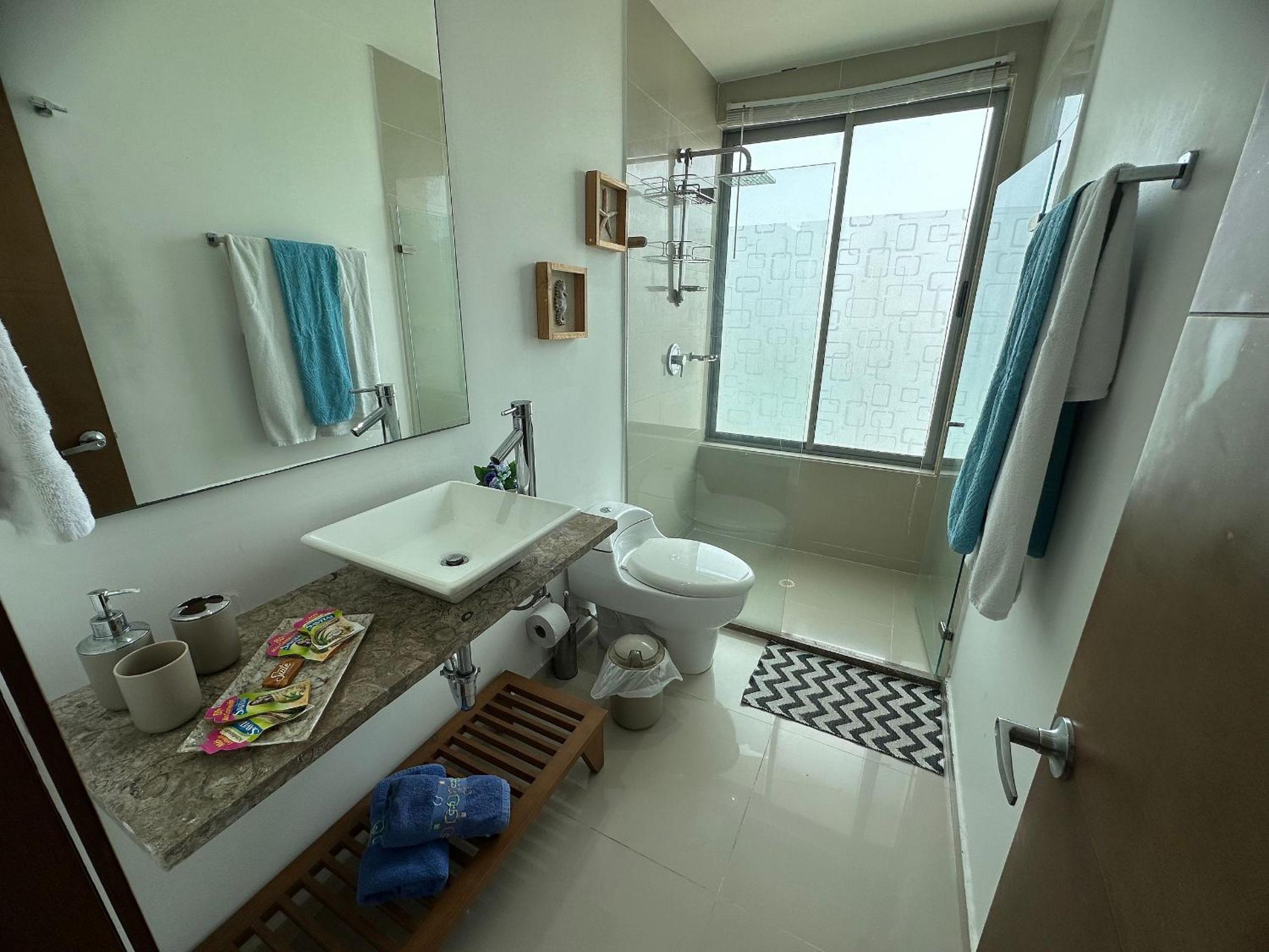 Amplios Aptos de Lujo Frente a la Playa a 5 Minutos del Centro y del Aeropuerto, en Edificio con Piscina, Jacuzzi, Sauna, Gimnasio, Turco y Seguridad las 2