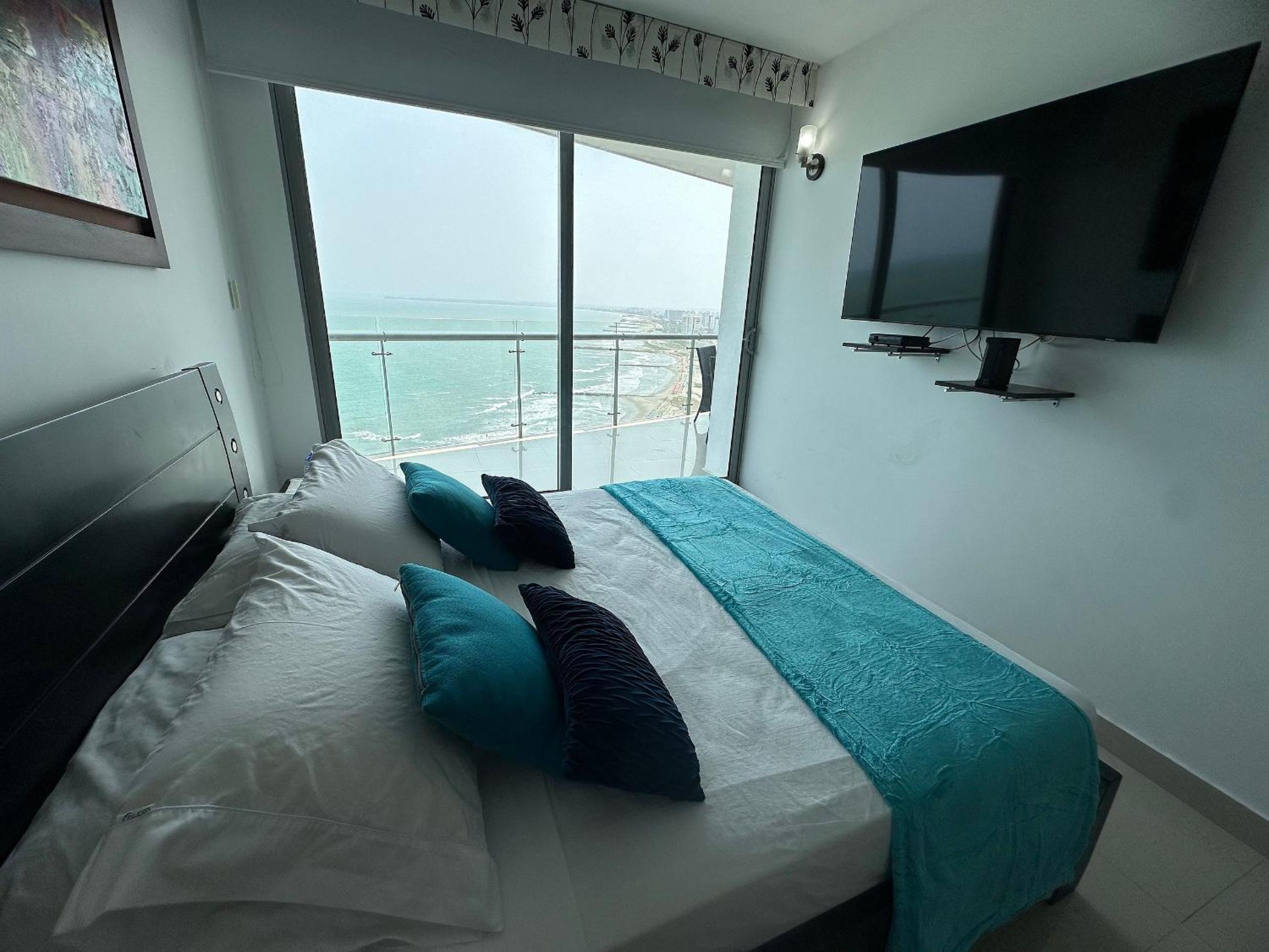 Amplios Aptos de Lujo Frente a la Playa a 5 Minutos del Centro y del Aeropuerto, en Edificio con Piscina, Jacuzzi, Sauna, Gimnasio, Turco y Seguridad las 2