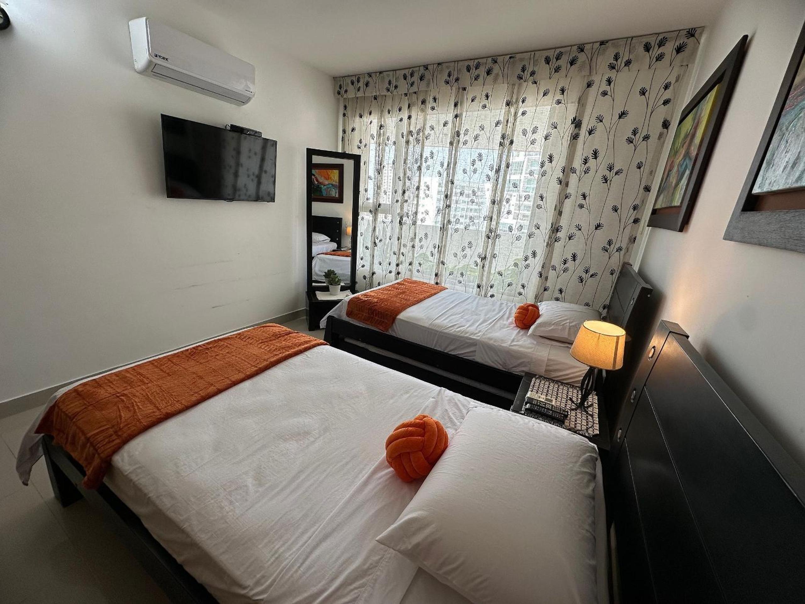Amplios Aptos de Lujo Frente a la Playa a 5 Minutos del Centro y del Aeropuerto, en Edificio con Piscina, Jacuzzi, Sauna, Gimnasio, Turco y Seguridad las 2