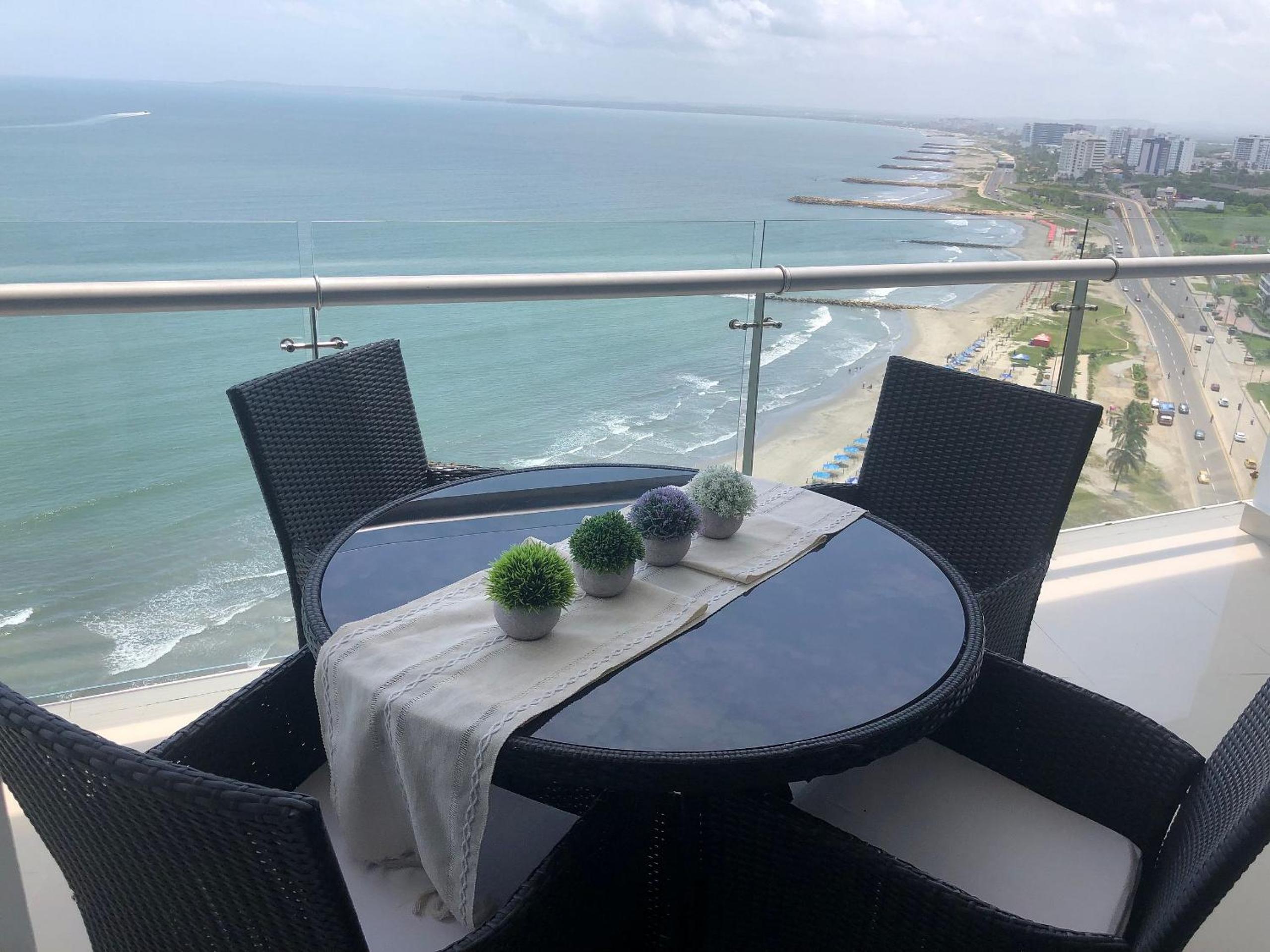 Amplios Aptos de Lujo Frente a la Playa a 5 Minutos del Centro y del Aeropuerto, en Edificio con Piscina, Jacuzzi, Sauna, Gimnasio, Turco y Seguridad las 2