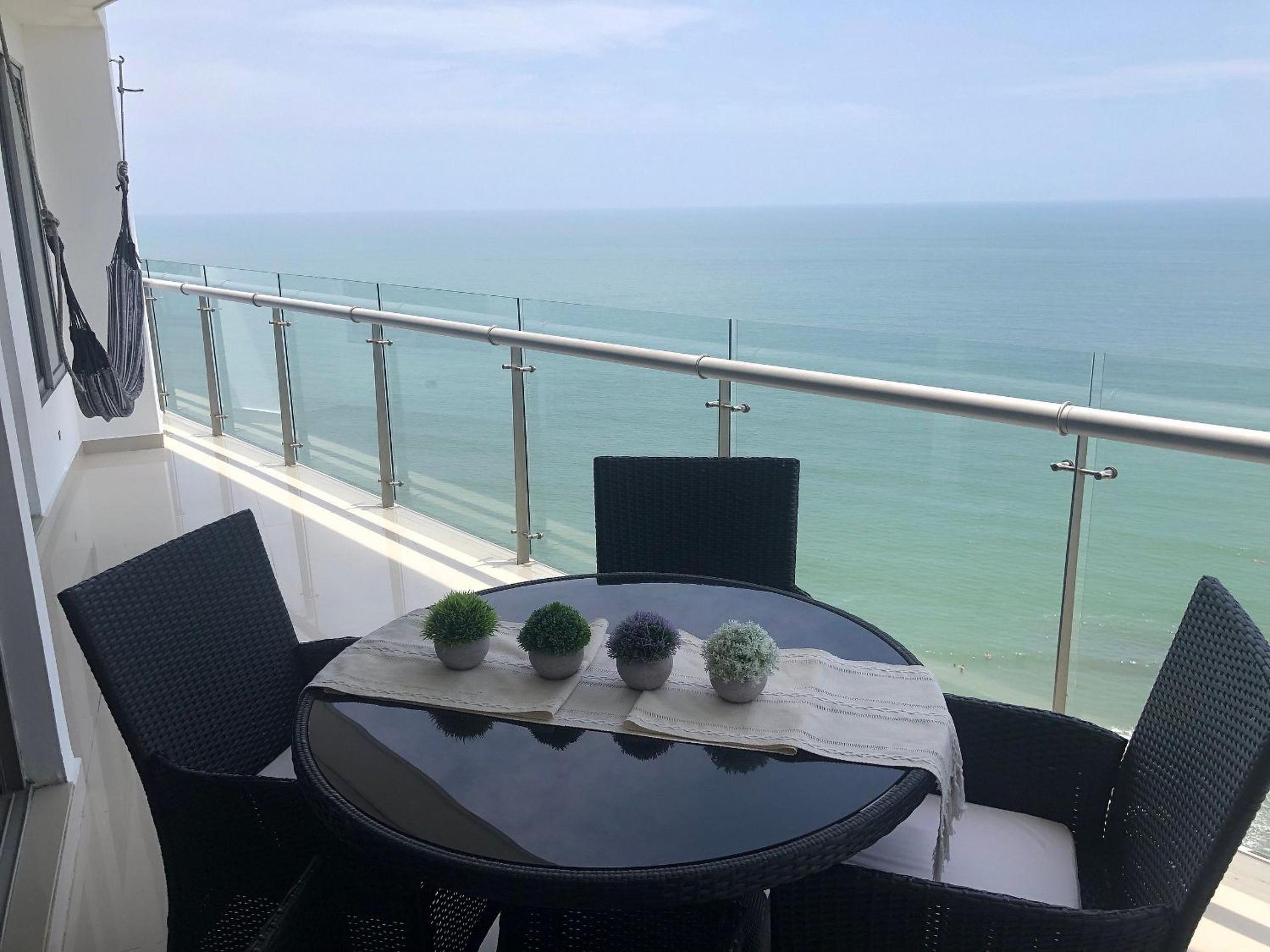 Amplios Aptos de Lujo Frente a la Playa a 5 Minutos del Centro y del Aeropuerto, en Edificio con Piscina, Jacuzzi, Sauna, Gimnasio, Turco y Seguridad las 2