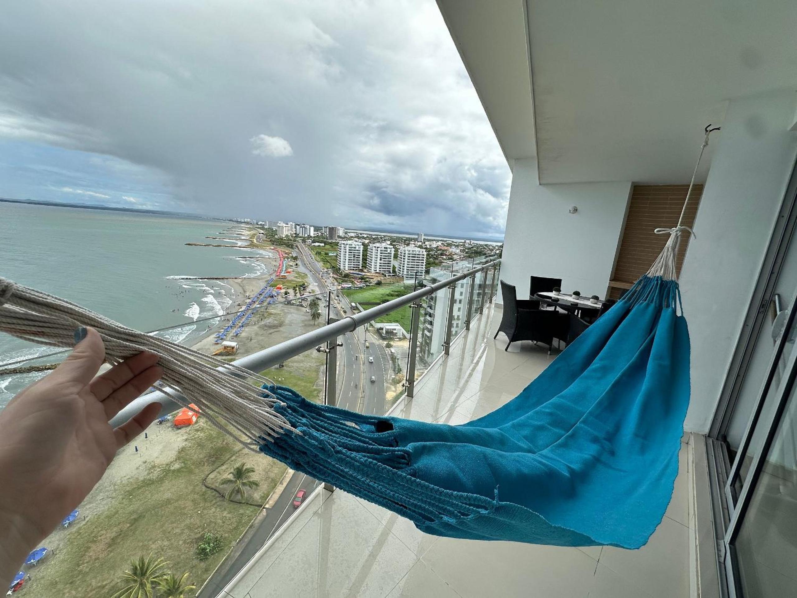 Amplios Aptos de Lujo Frente a la Playa a 5 Minutos del Centro y del Aeropuerto, en Edificio con Piscina, Jacuzzi, Sauna, Gimnasio, Turco y Seguridad las 2