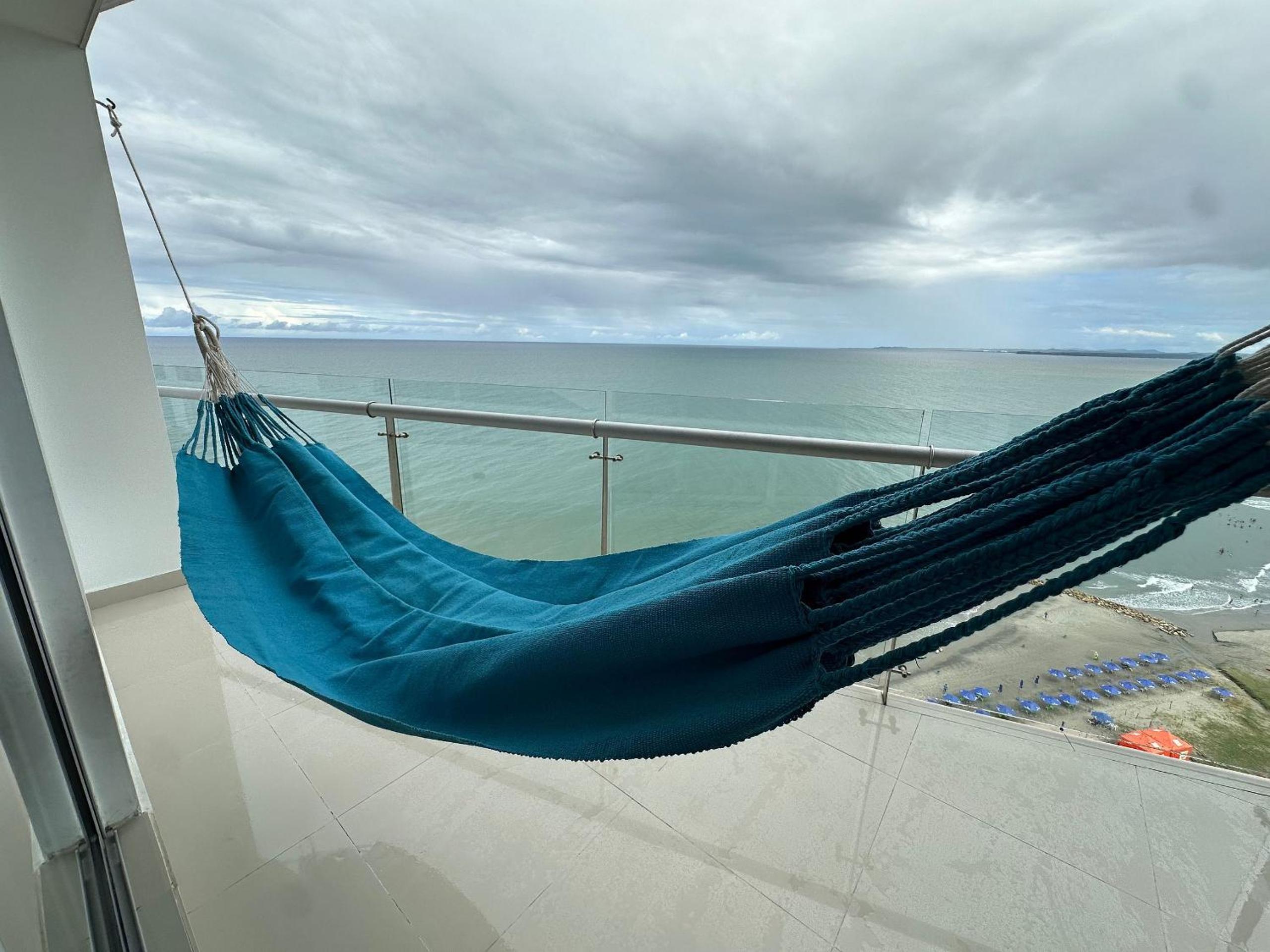 Amplios Aptos de Lujo Frente a la Playa a 5 Minutos del Centro y del Aeropuerto, en Edificio con Piscina, Jacuzzi, Sauna, Gimnasio, Turco y Seguridad las 2