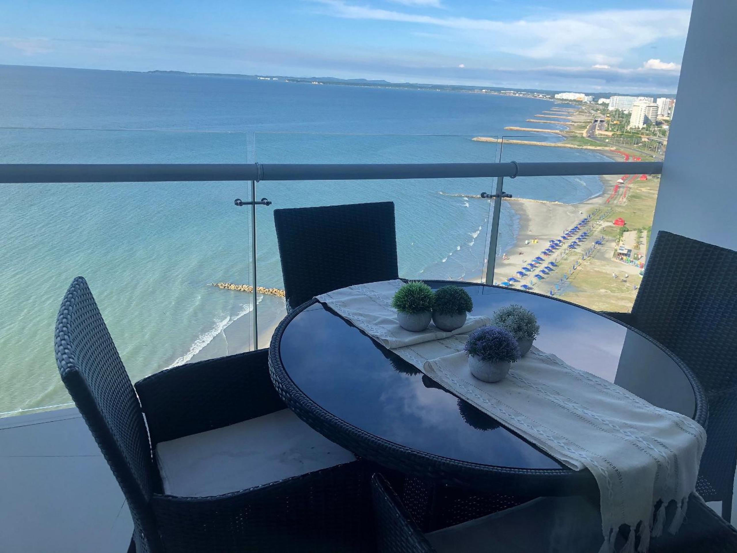 Amplios Aptos de Lujo Frente a la Playa a 5 Minutos del Centro y del Aeropuerto, en Edificio con Piscina, Jacuzzi, Sauna, Gimnasio, Turco y Seguridad las 2
