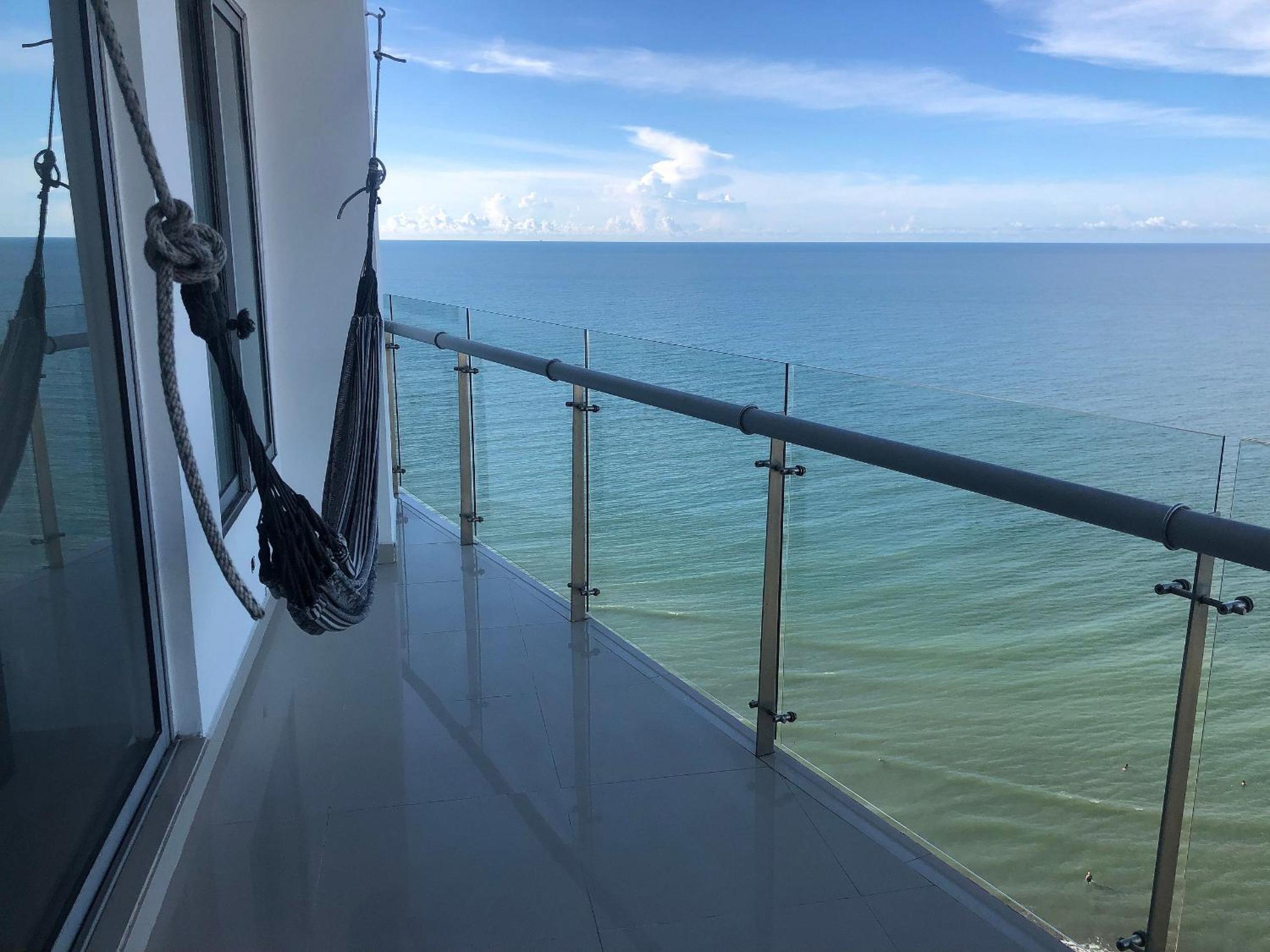 Amplios Aptos de Lujo Frente a la Playa a 5 Minutos del Centro y del Aeropuerto, en Edificio con Piscina, Jacuzzi, Sauna, Gimnasio, Turco y Seguridad las 2