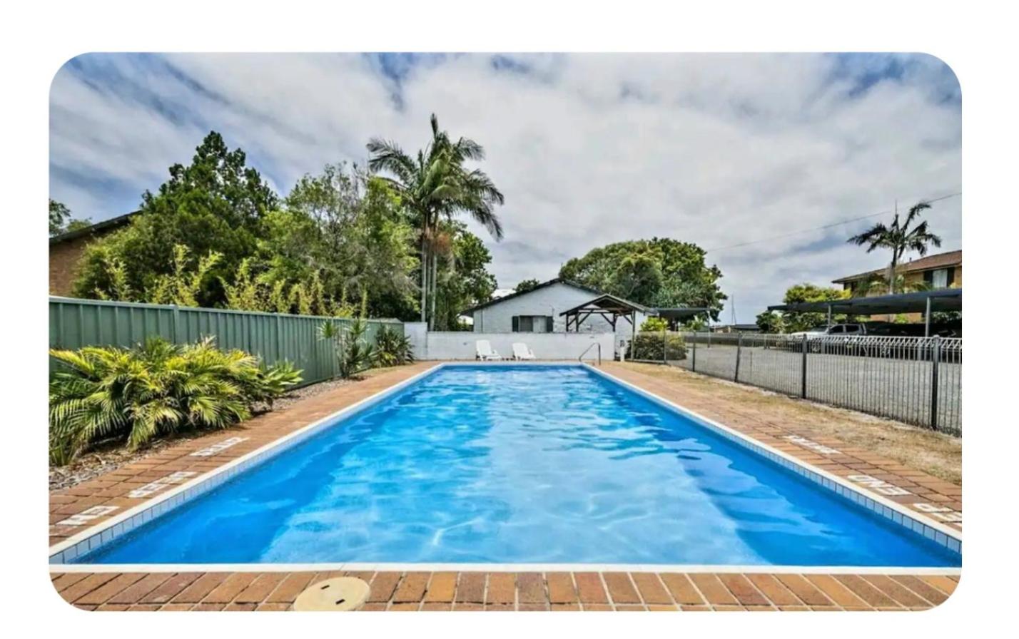La Sirena Pool and barbie, private boat ramp, WiFi, two bedrooms, 3 beds