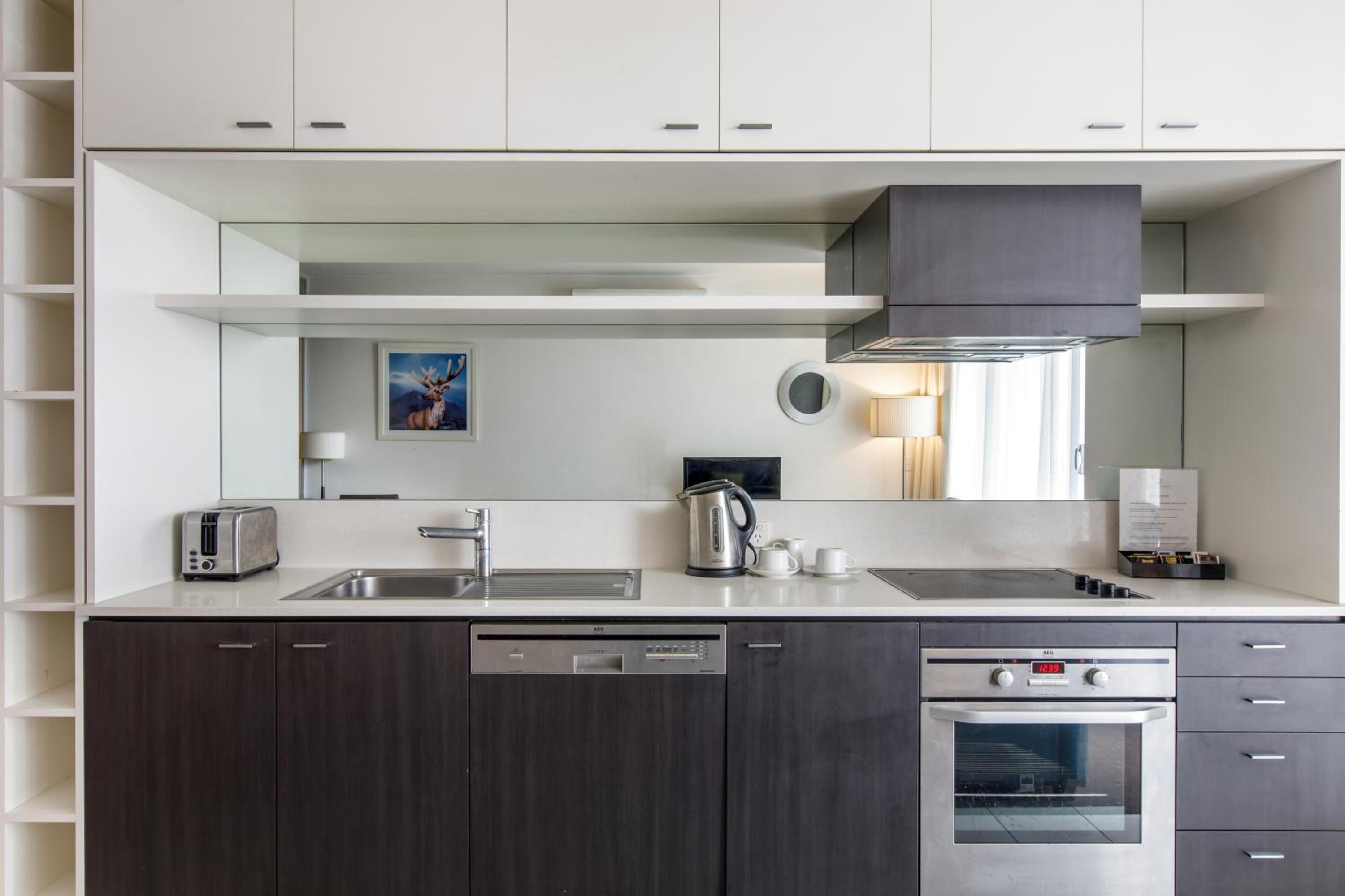 Modern Nomads Chic 1BR with Balcony in the Heart of South Yarra
