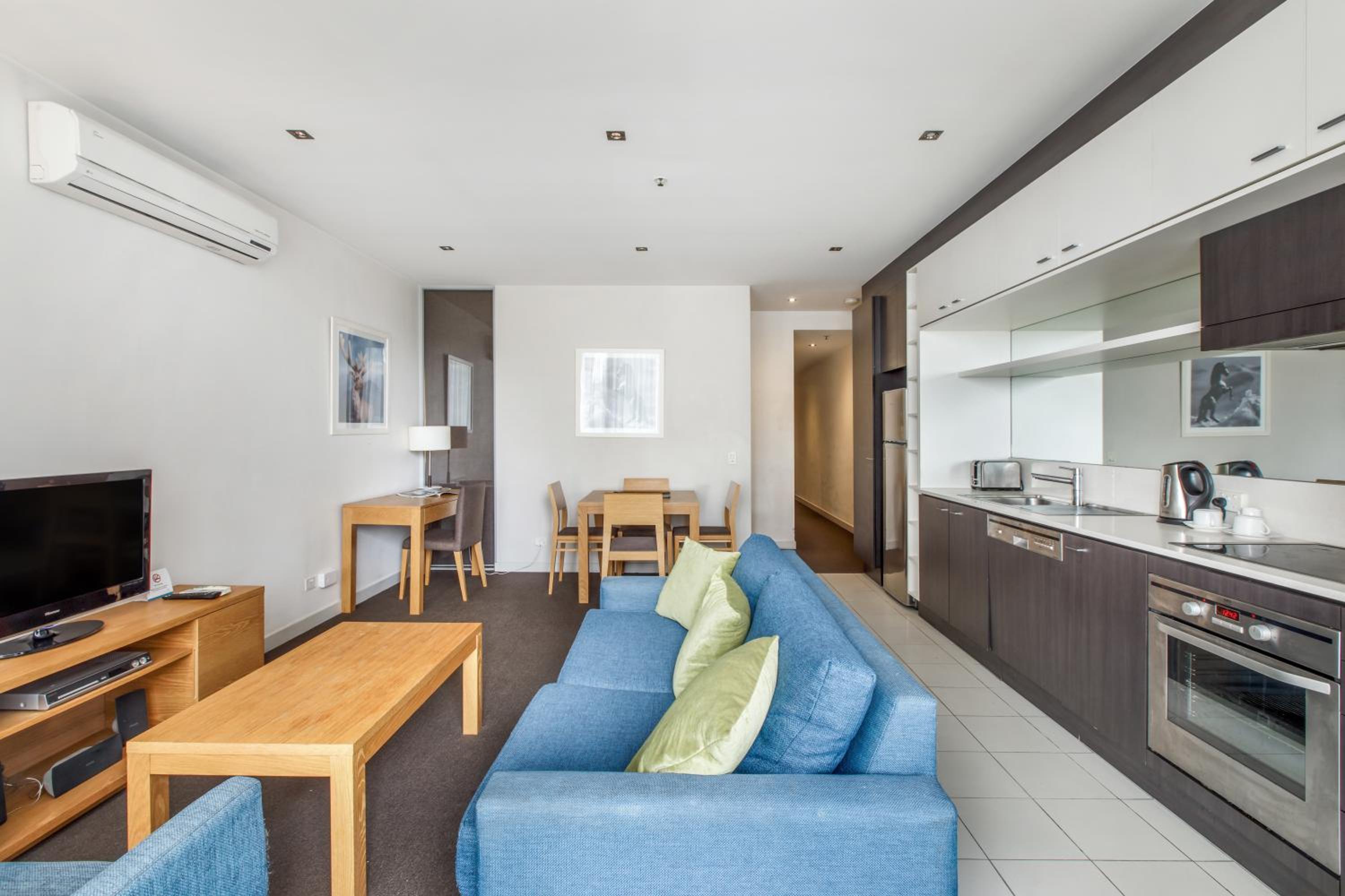 Modern Nomads Chic 1BR with Balcony in the Heart of South Yarra