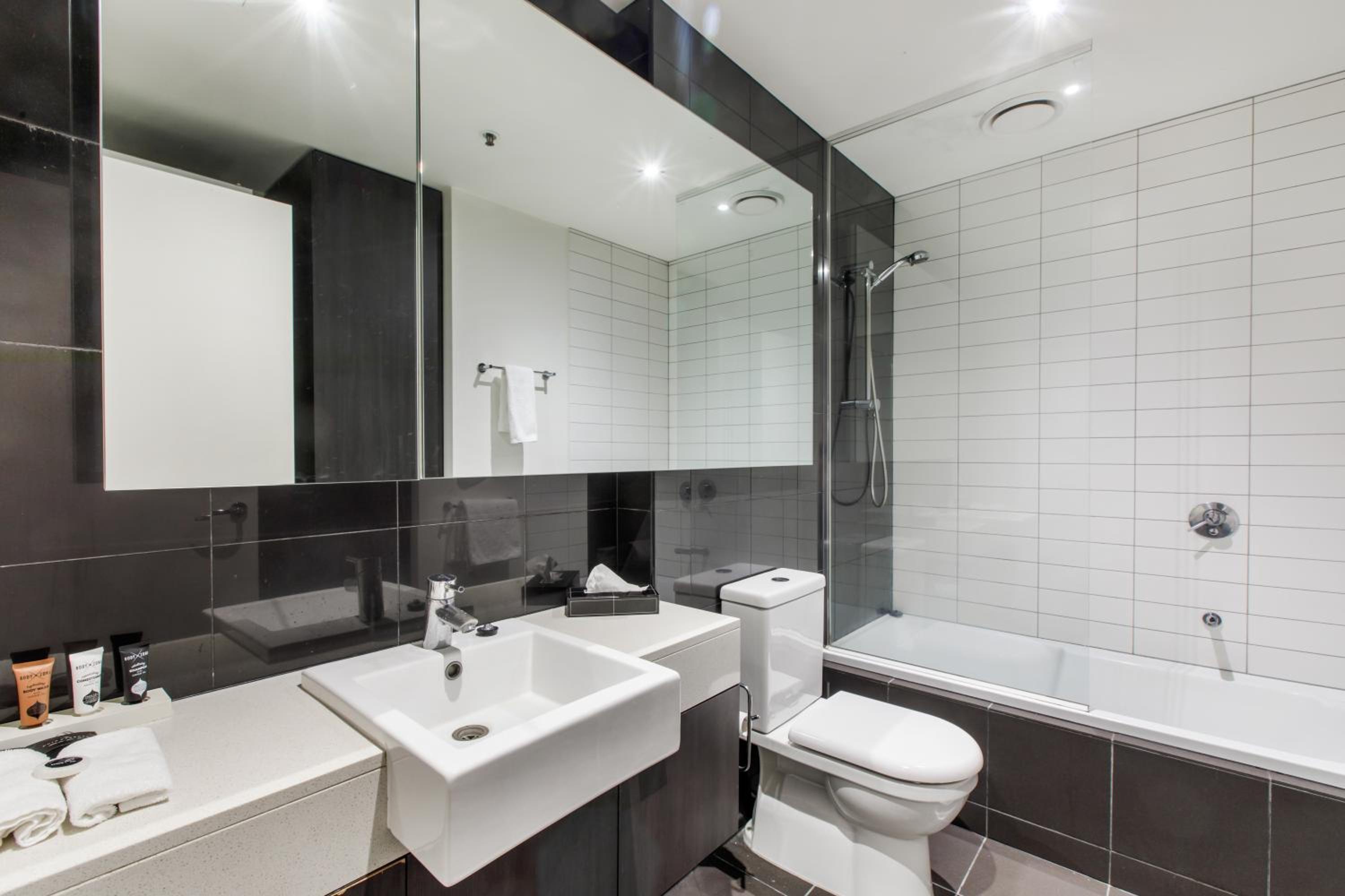 Modern Nomads Chic 1BR with Balcony in the Heart of South Yarra