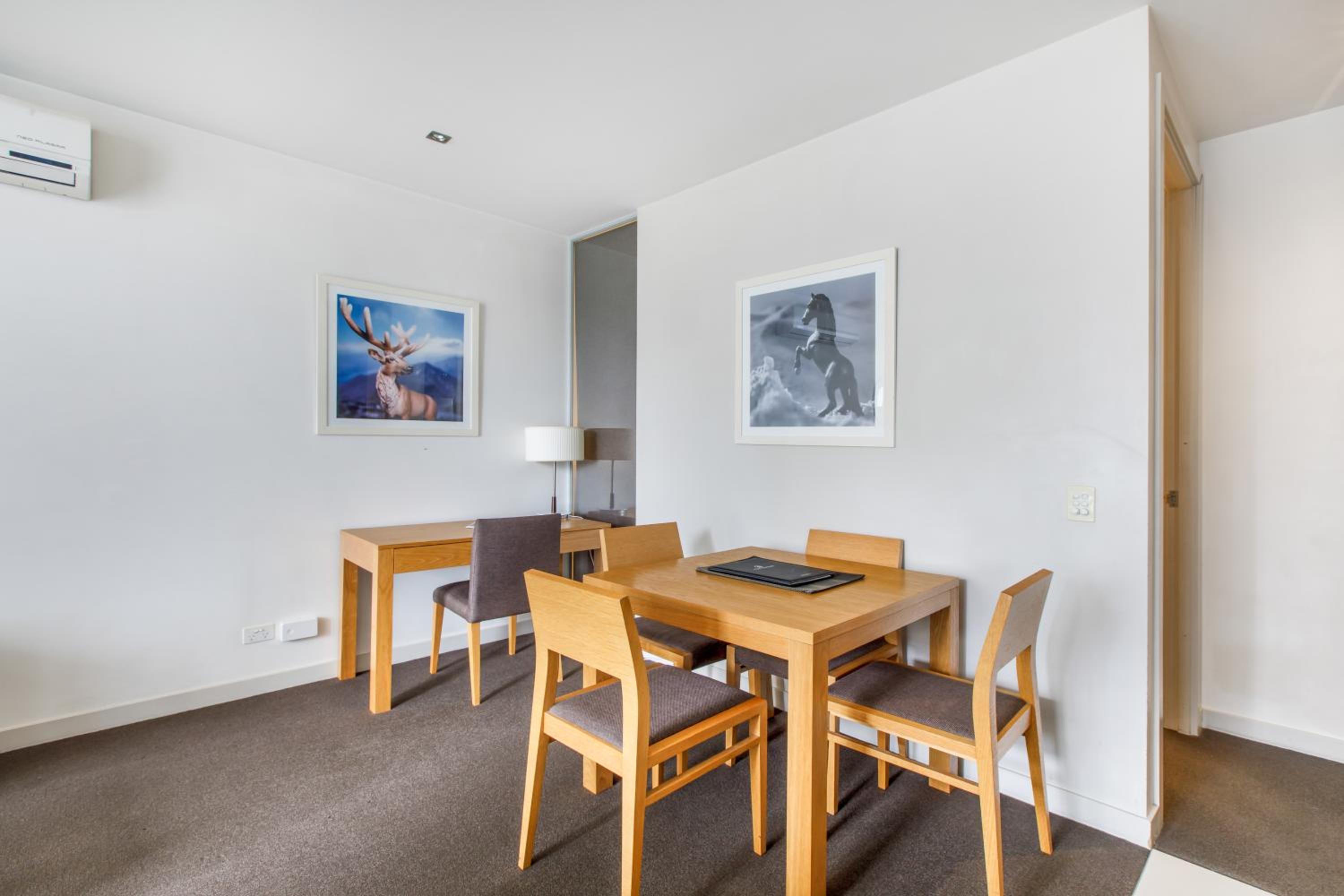 Modern Nomads Chic 1BR with Balcony in the Heart of South Yarra