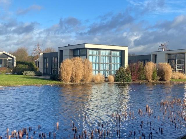 Marina Strandbad Chalet IJssel Oase mit Zaun Haus Nr 77
