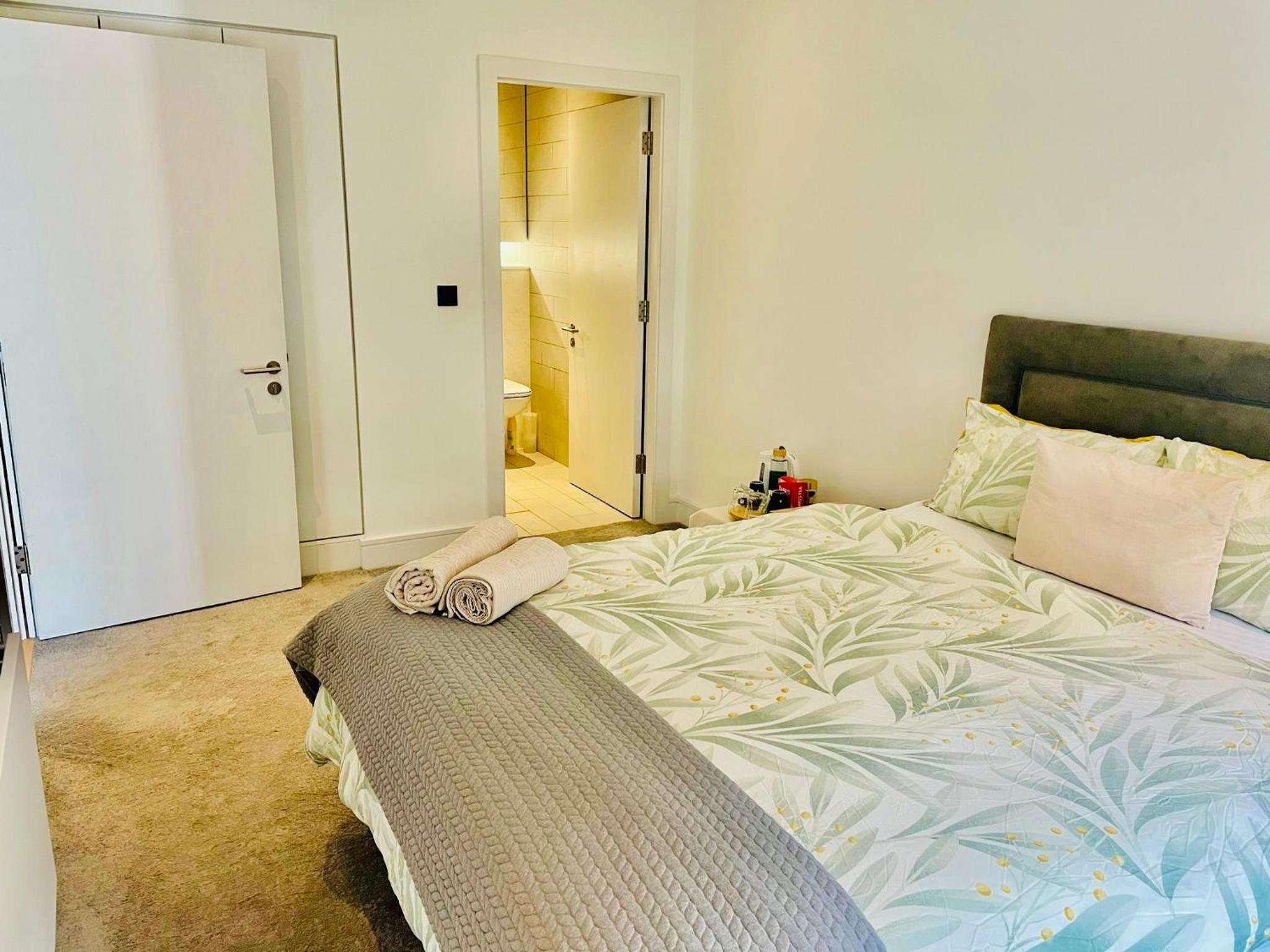 Mordern luxurious 2 Bed 2 bath apartment in City Center