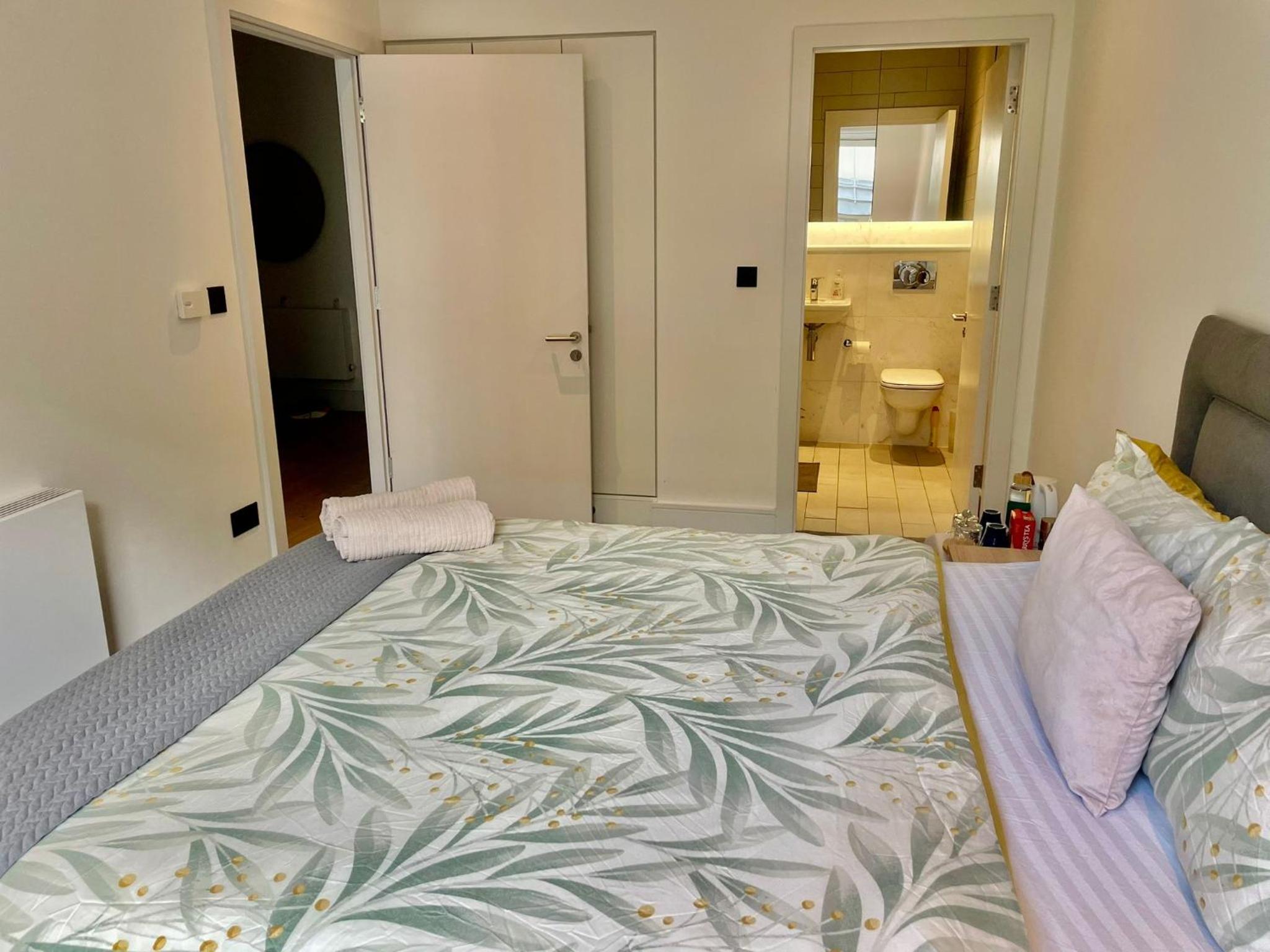 Mordern luxurious 2 Bed 2 bath apartment in City Center