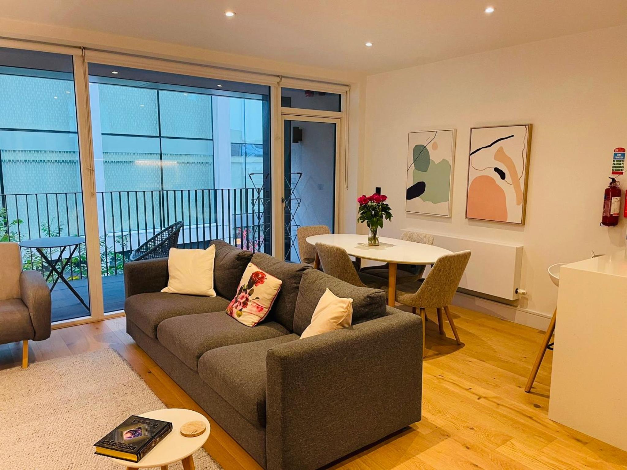 Mordern luxurious 2 Bed 2 bath apartment in City Center