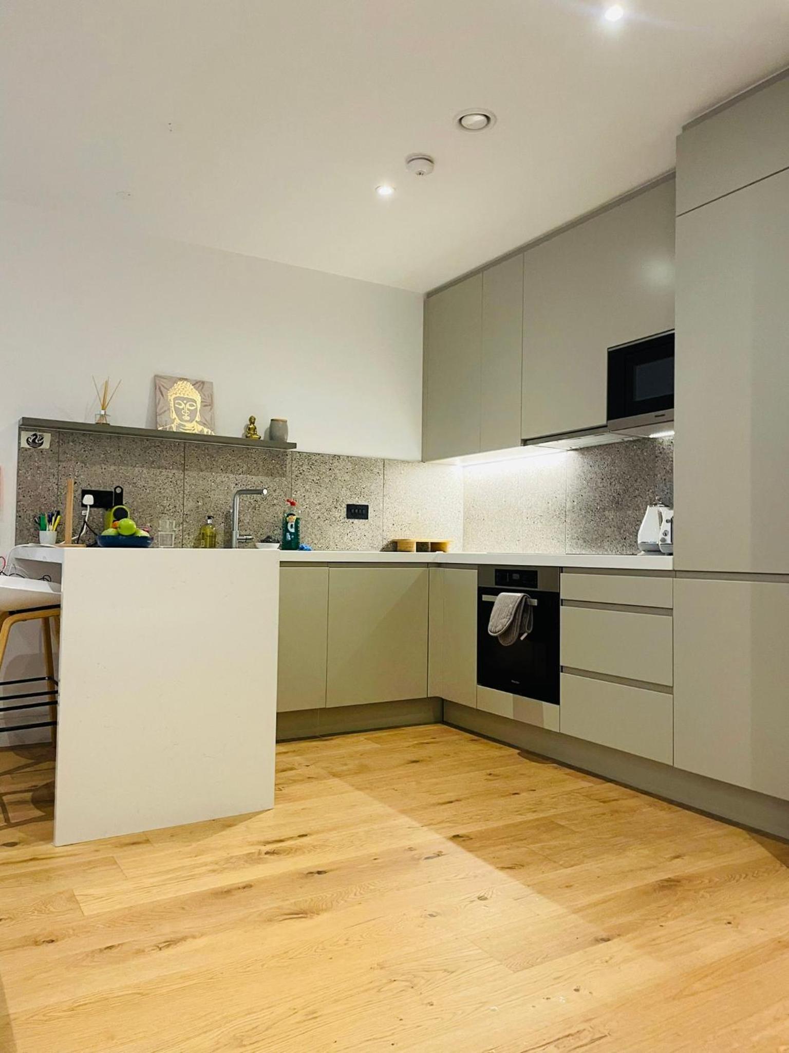 Mordern luxurious 2 Bed 2 bath apartment in City Center