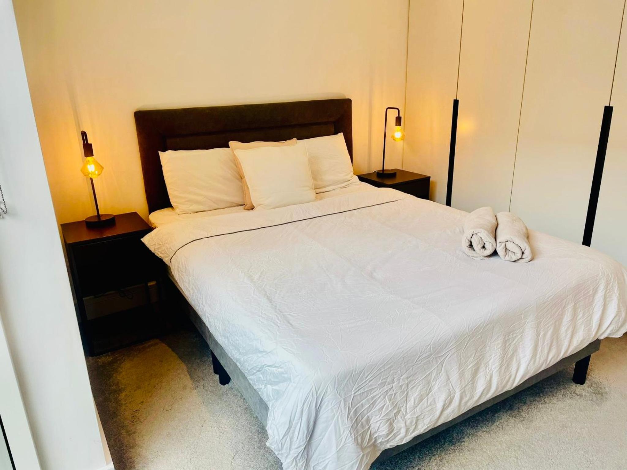 Mordern luxurious 2 Bed 2 bath apartment in City Center