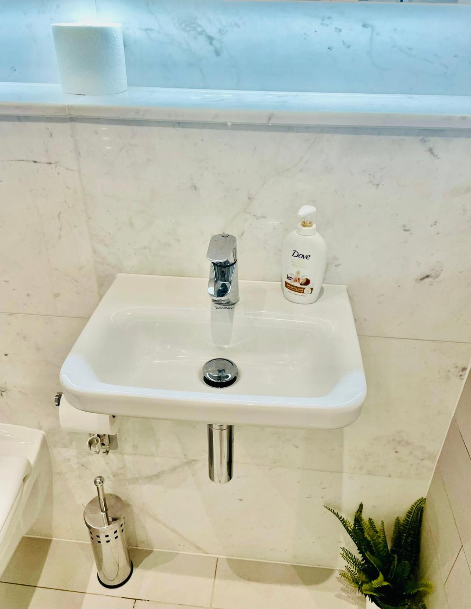 Mordern luxurious 2 Bed 2 bath apartment in City Center