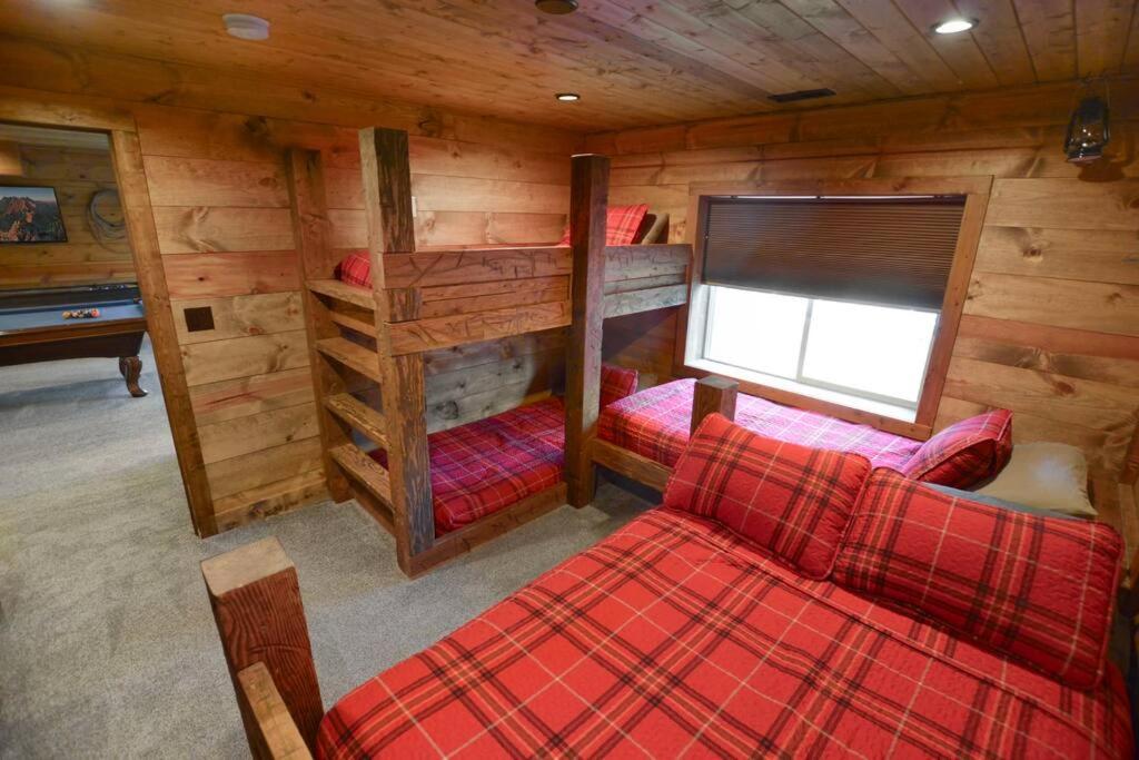 One of a Kind Cabin, Covered Deck, Spa, and Games