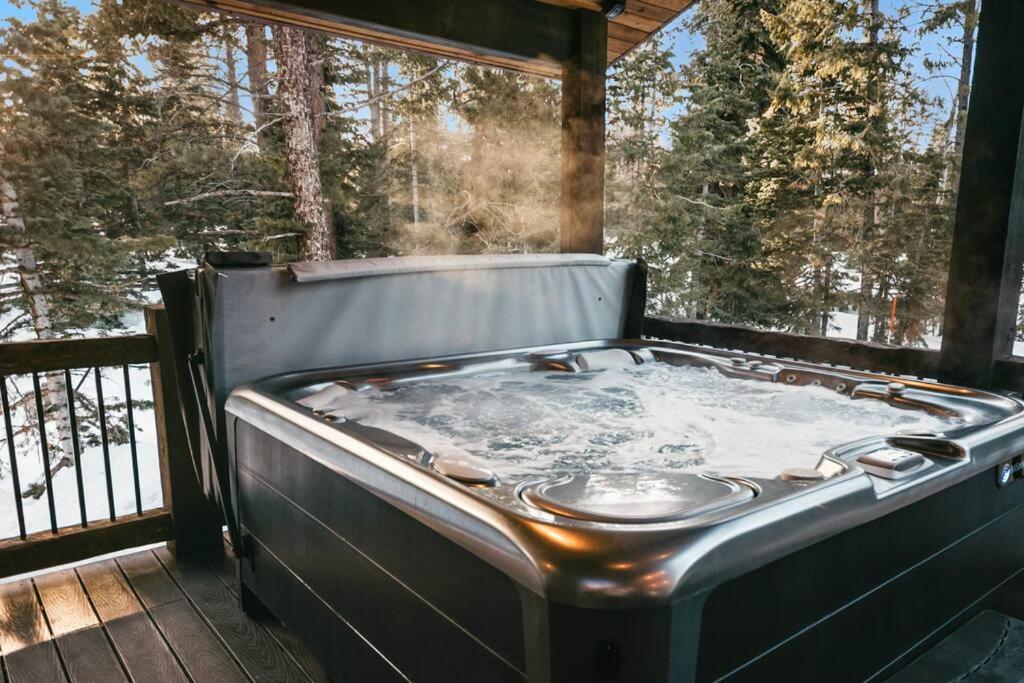 One of a Kind Cabin, Covered Deck, Spa, and Games