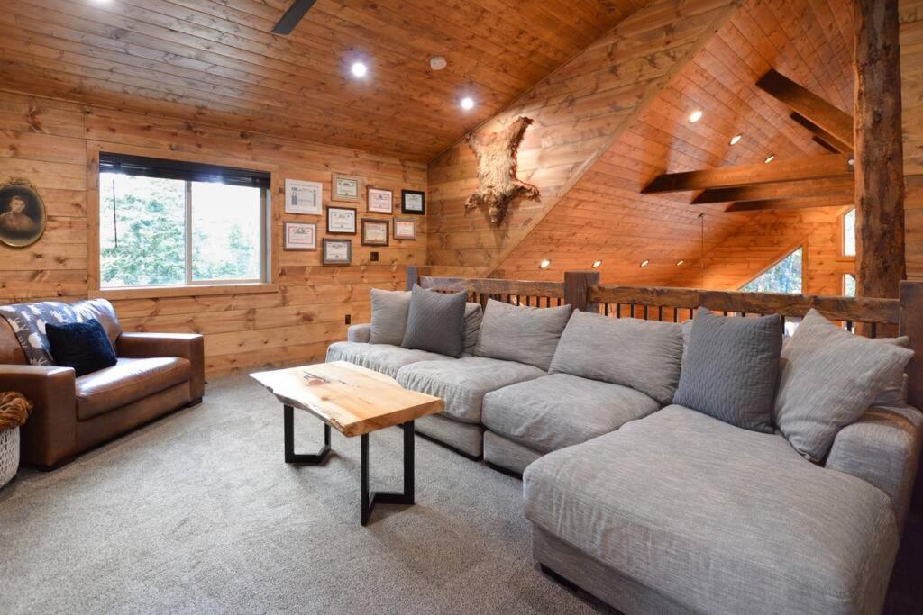 One of a Kind Cabin, Covered Deck, Spa, and Games