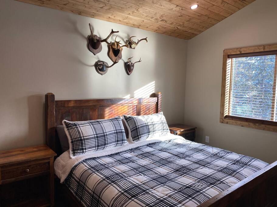 One of a Kind Cabin, Covered Deck, Spa, and Games