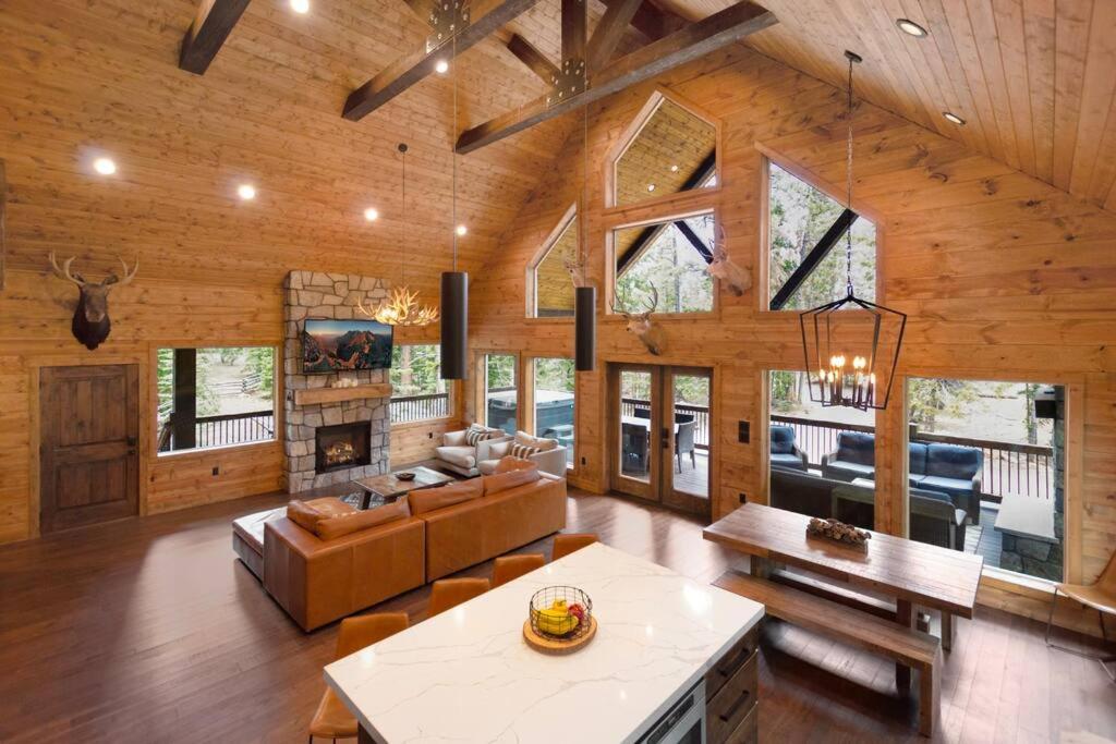 One of a Kind Cabin, Covered Deck, Spa, and Games