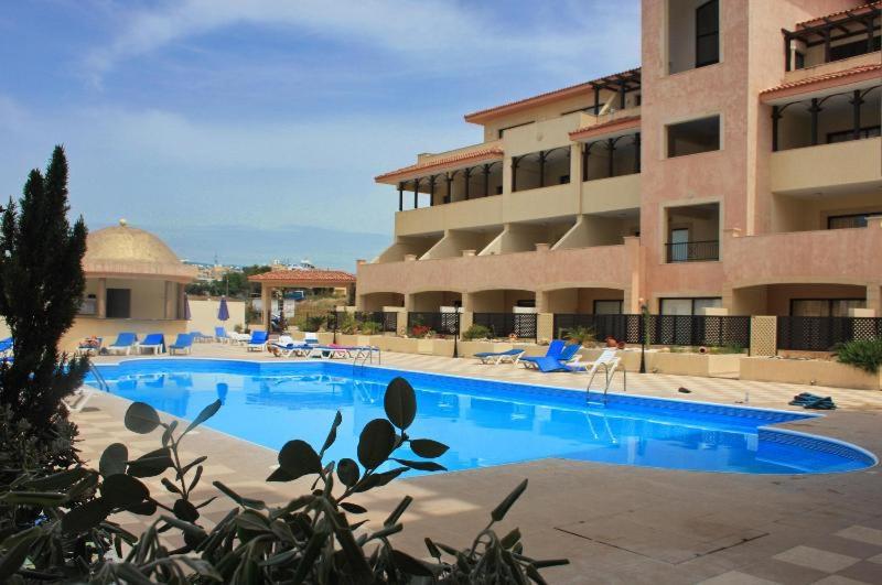 Seaside Modern Flat with Pool Queens Gardens 211