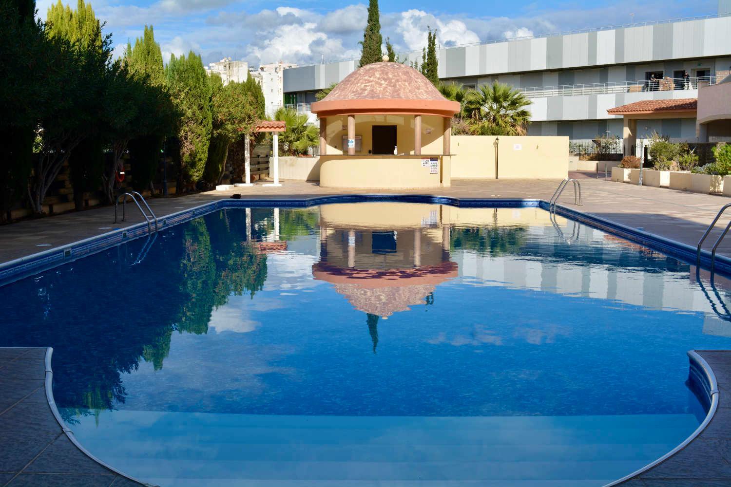 Seaside Modern Flat with Pool Queens Gardens 211