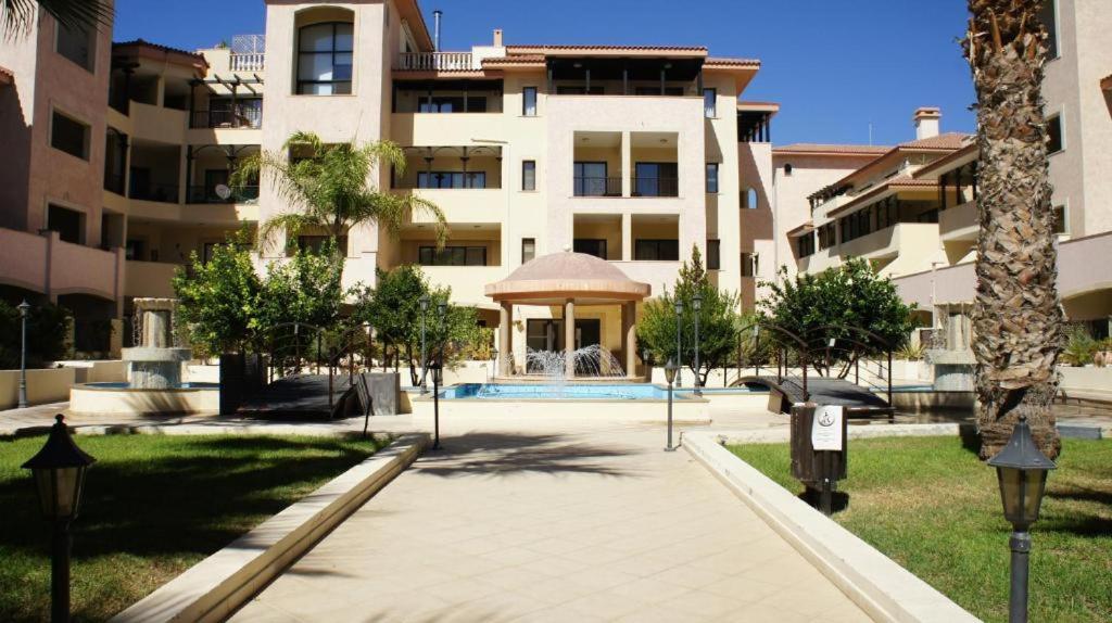 Seaside Modern Flat with Pool Queens Gardens 211