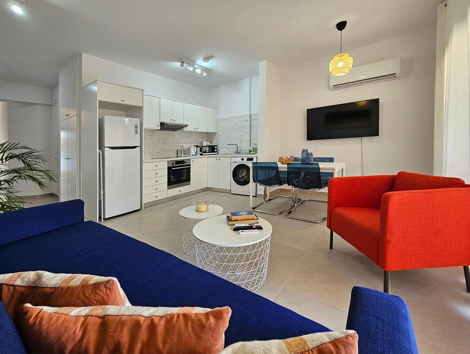Seaside Modern Flat with Pool Queens Gardens 211