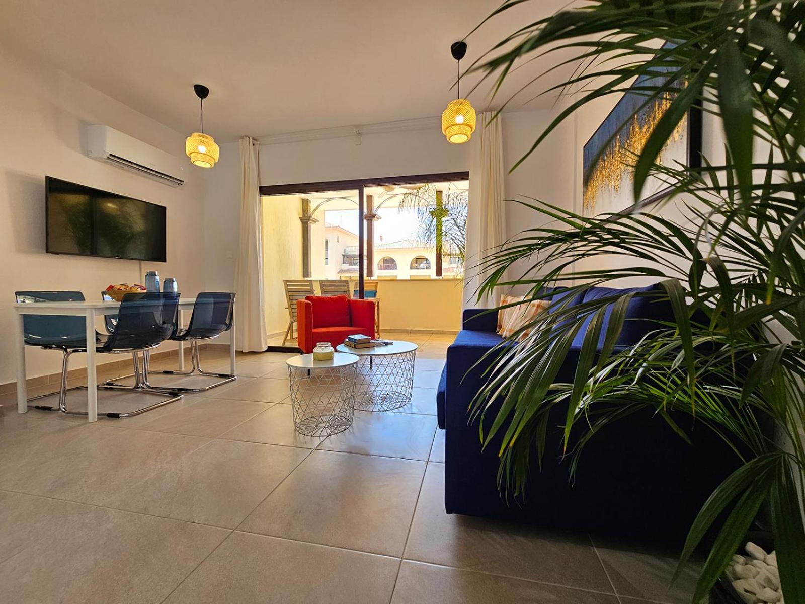 Seaside Modern Flat with Pool Queens Gardens 211