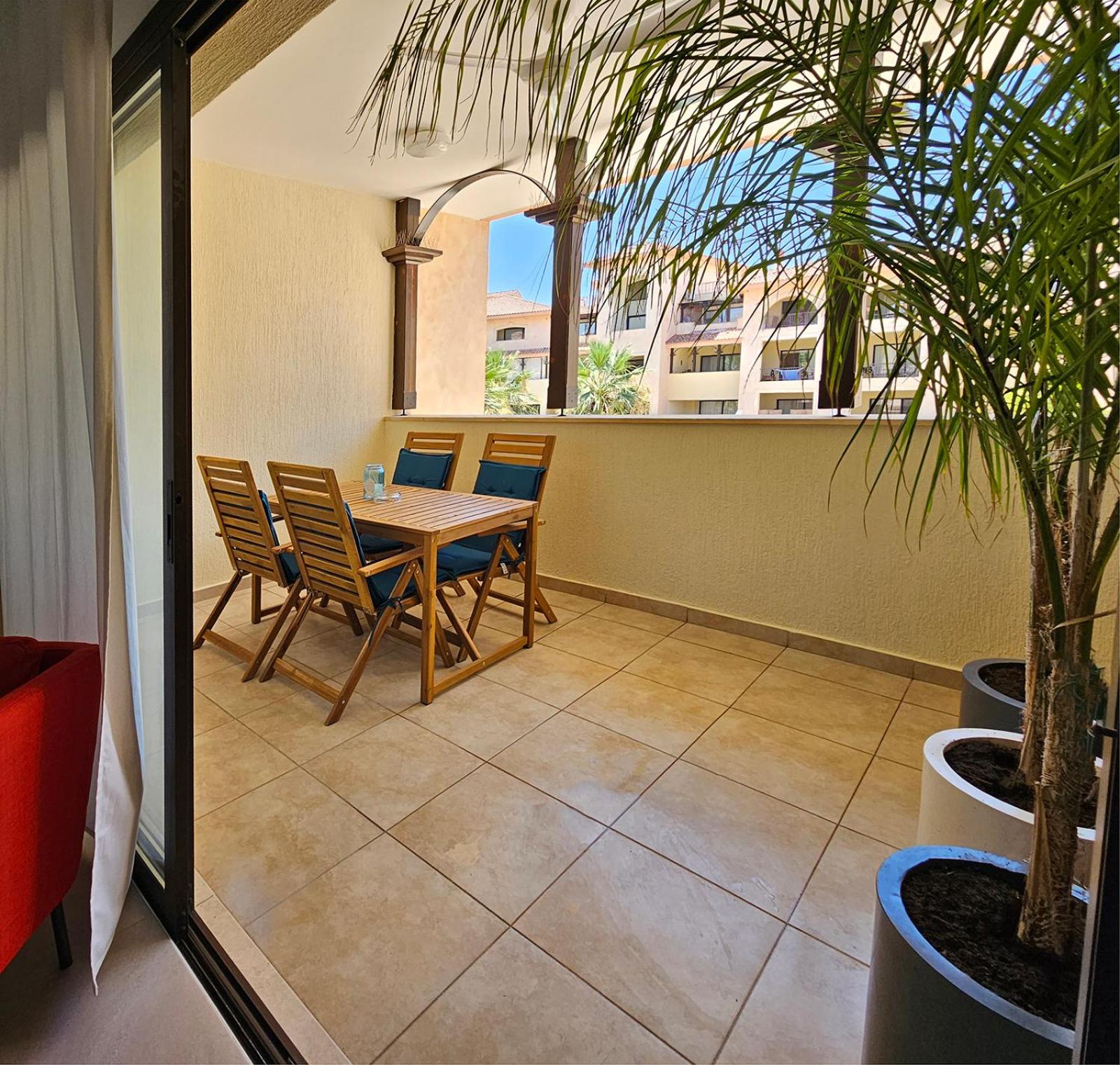 Seaside Modern Flat with Pool Queens Gardens 211