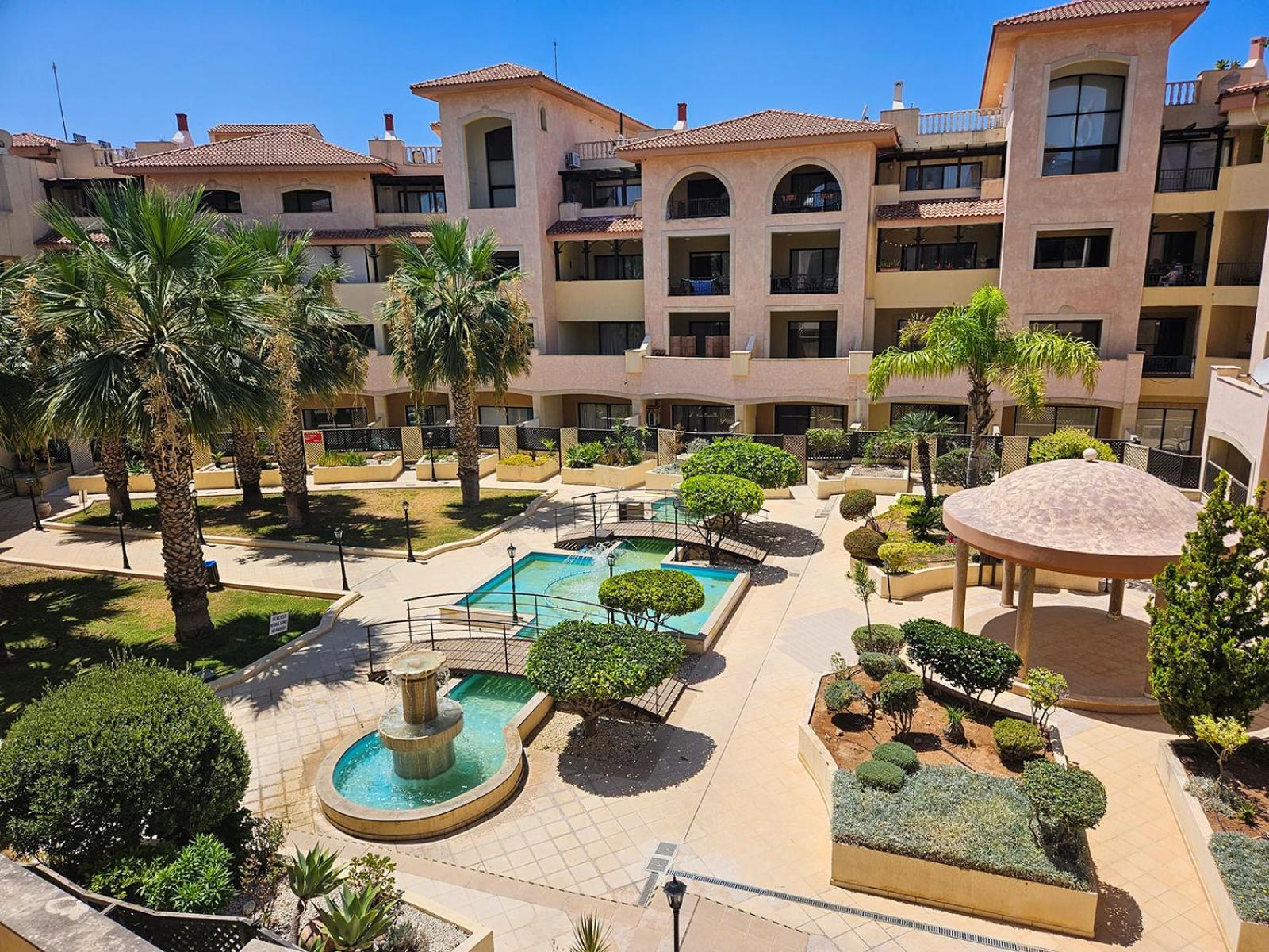 Seaside Modern Flat with Pool Queens Gardens 211