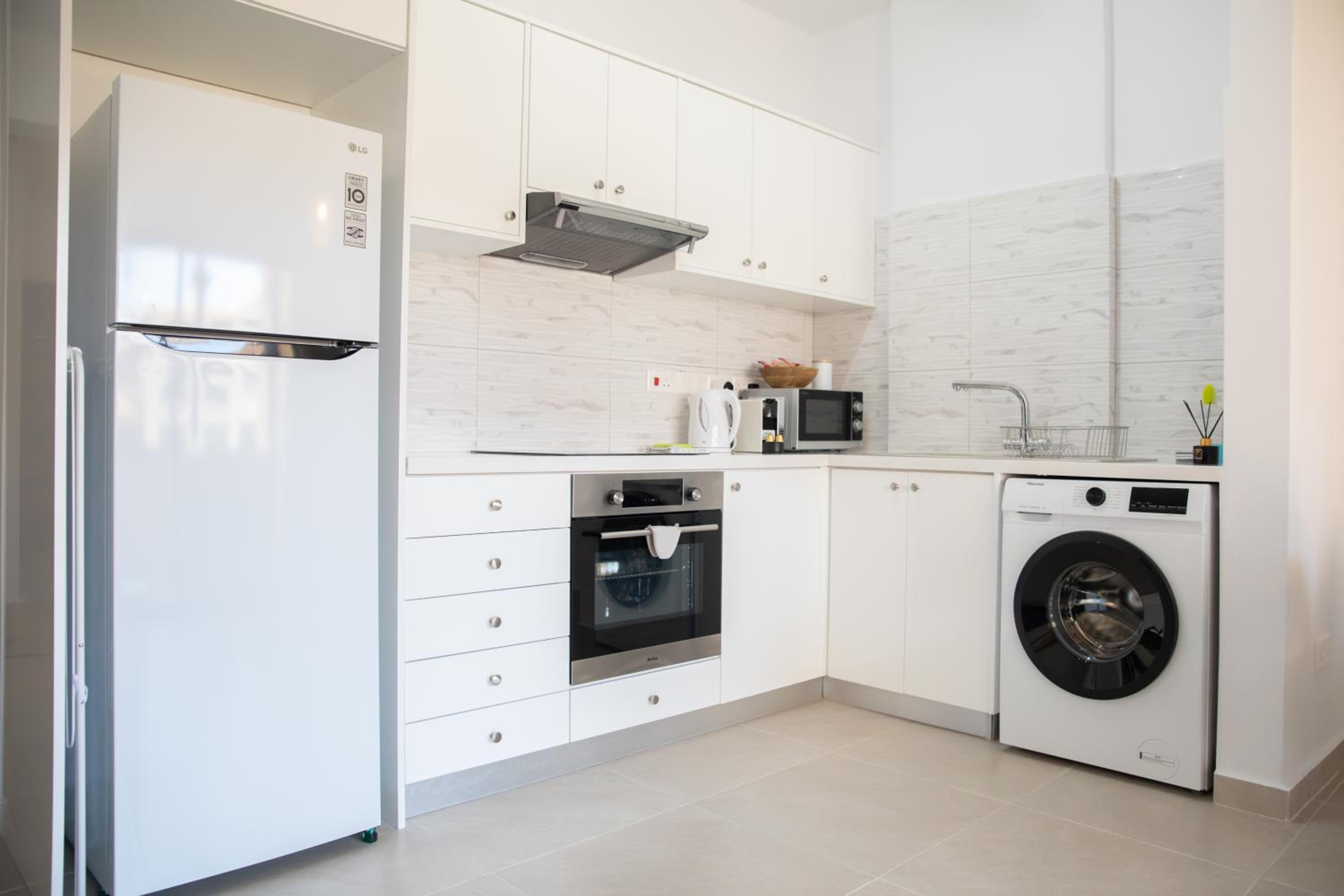 Seaside Modern Flat with Pool Queens Gardens 211
