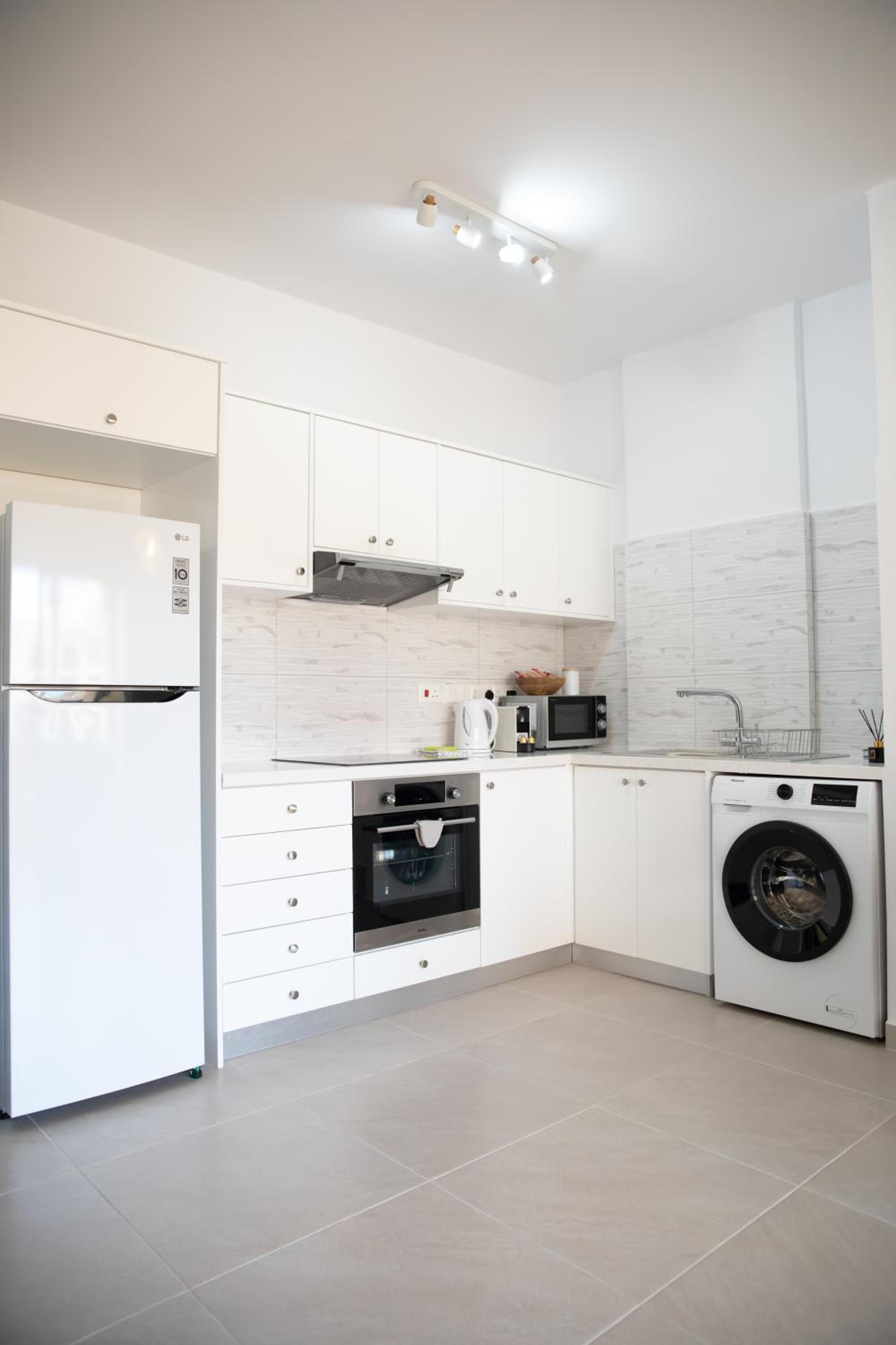 Seaside Modern Flat with Pool Queens Gardens 211