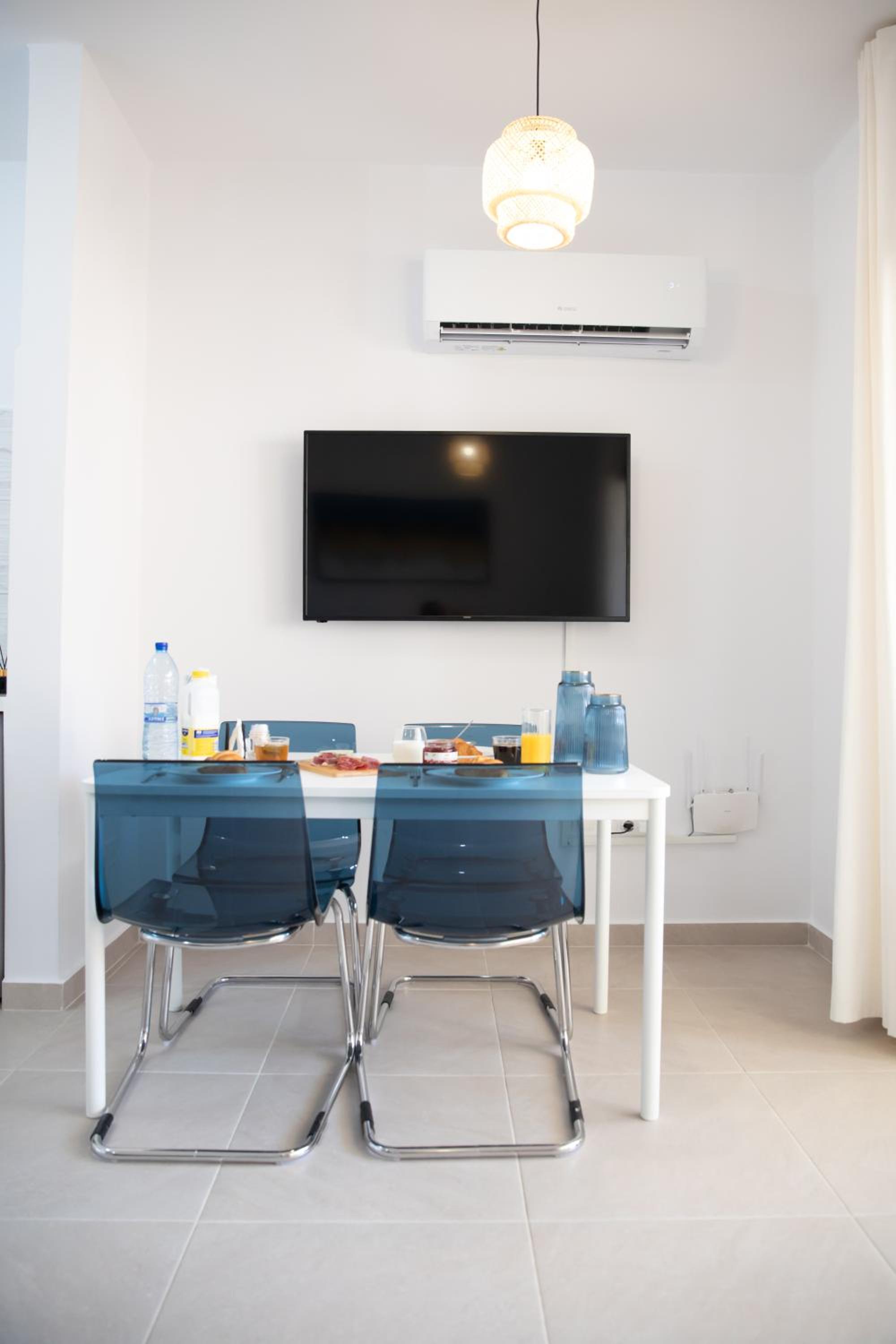 Seaside Modern Flat with Pool Queens Gardens 211