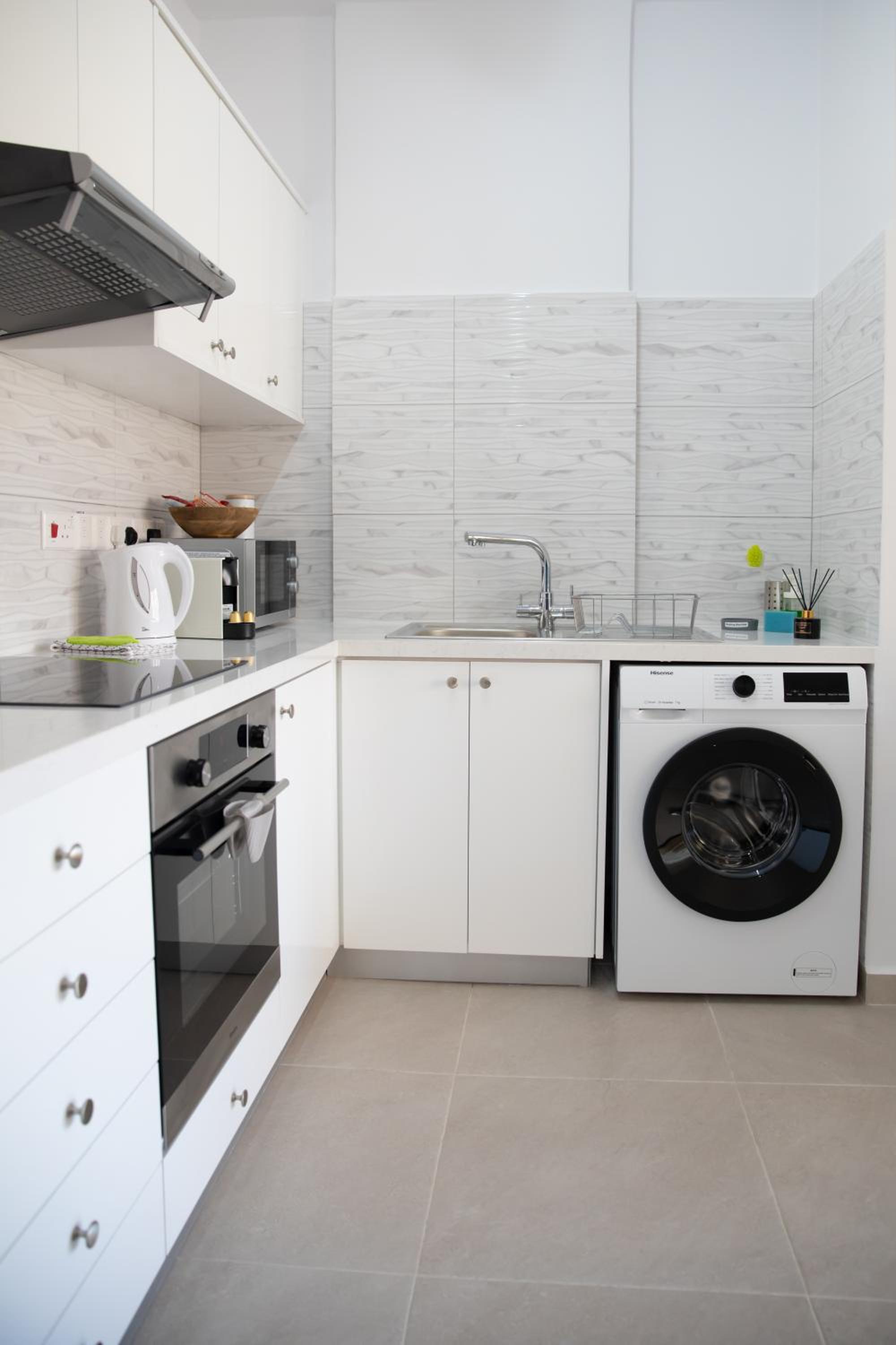 Seaside Modern Flat with Pool Queens Gardens 211