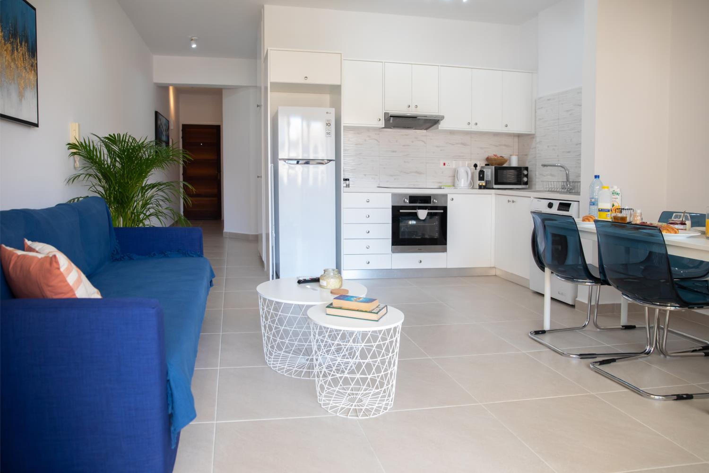 Seaside Modern Flat with Pool Queens Gardens 211