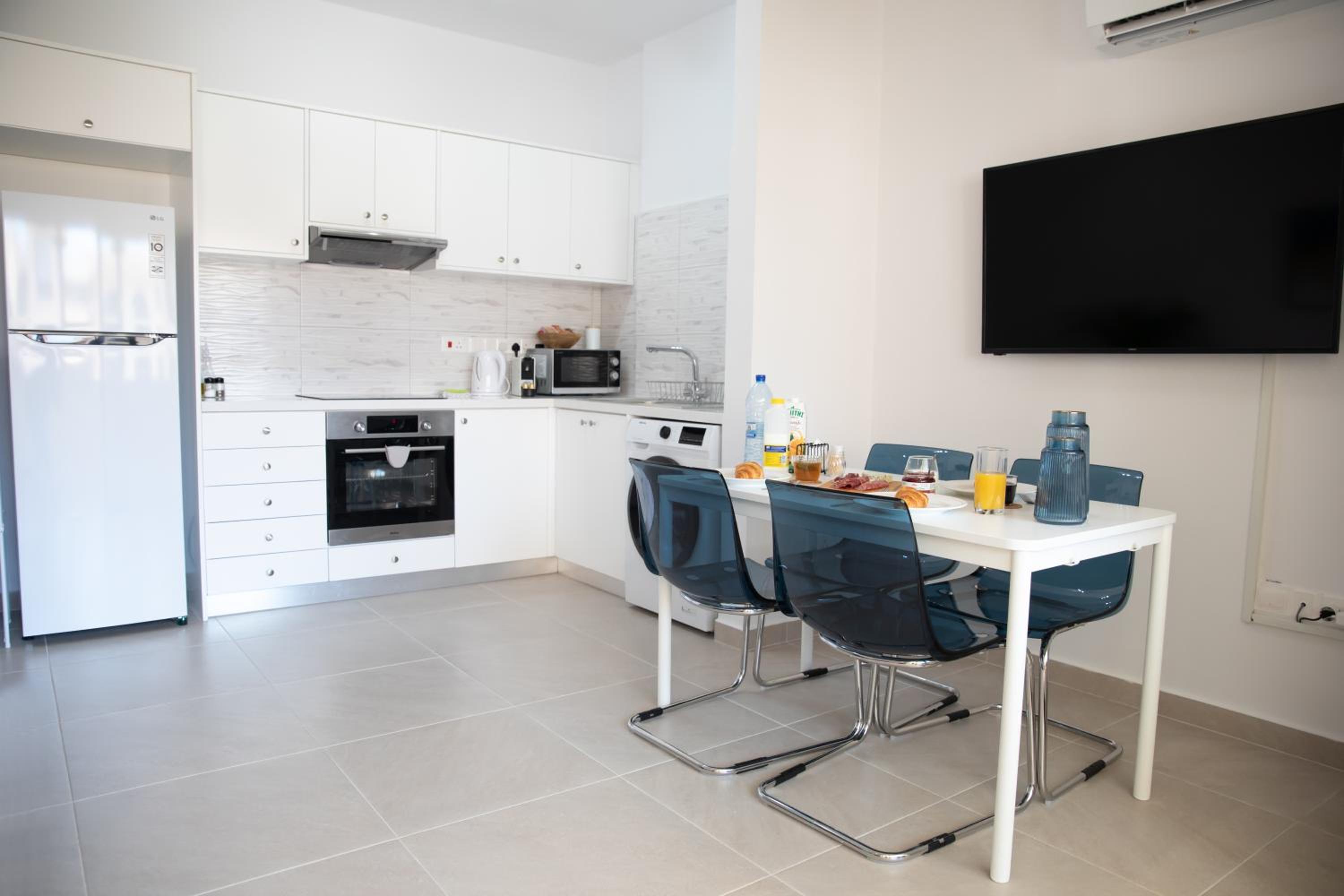 Seaside Modern Flat with Pool Queens Gardens 211