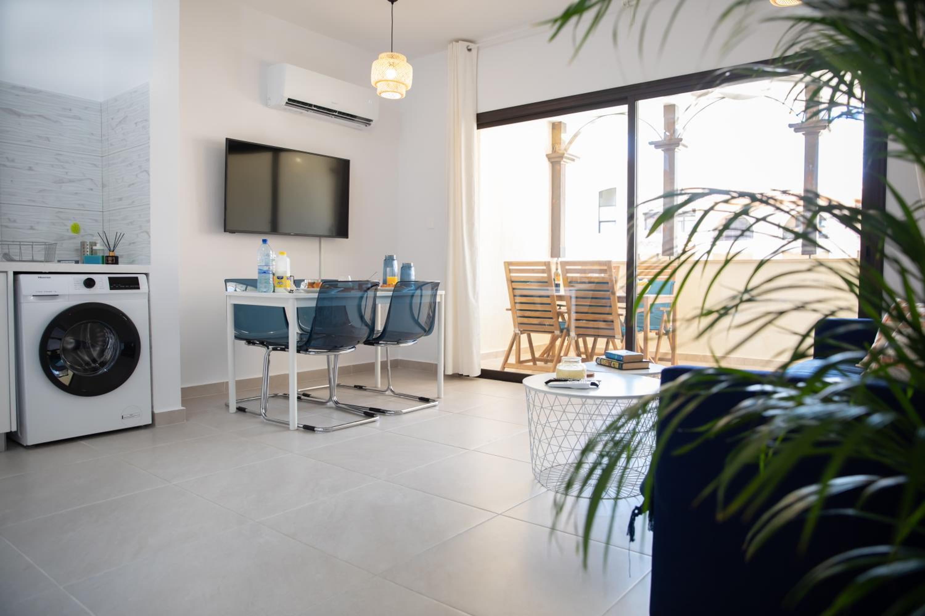 Seaside Modern Flat with Pool Queens Gardens 211